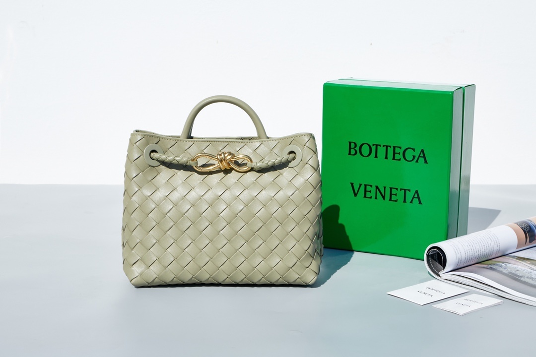 BottegaVeneta2023夏季系列Andiamo手袋大牌明星相继撞款!刘雯杜鹃井柏然米卡郭采洁等
