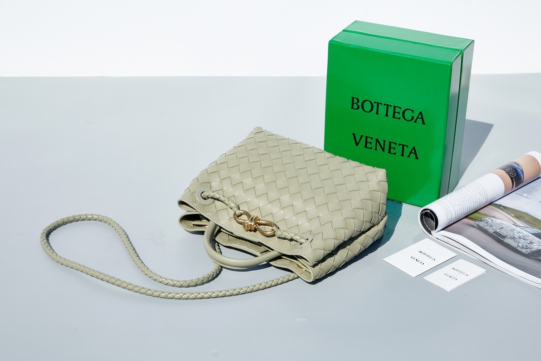 BottegaVeneta2023夏季系列Andiamo手袋大牌明星相继撞款!刘雯杜鹃井柏然米卡郭采洁等