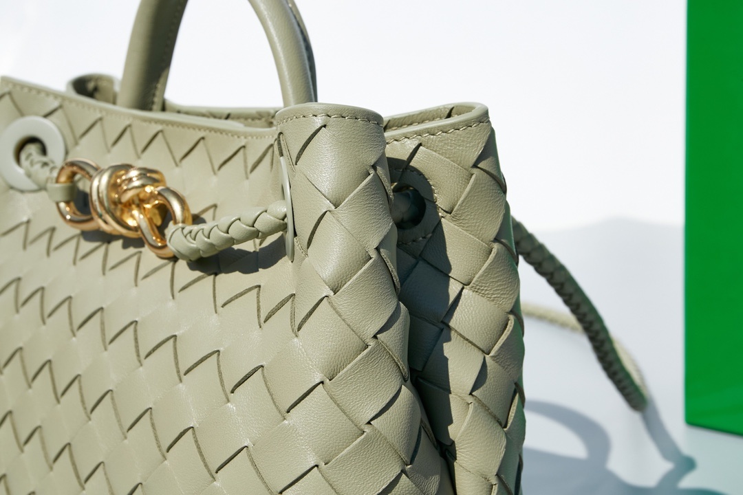 BottegaVeneta2023夏季系列Andiamo手袋大牌明星相继撞款!刘雯杜鹃井柏然米卡郭采洁等