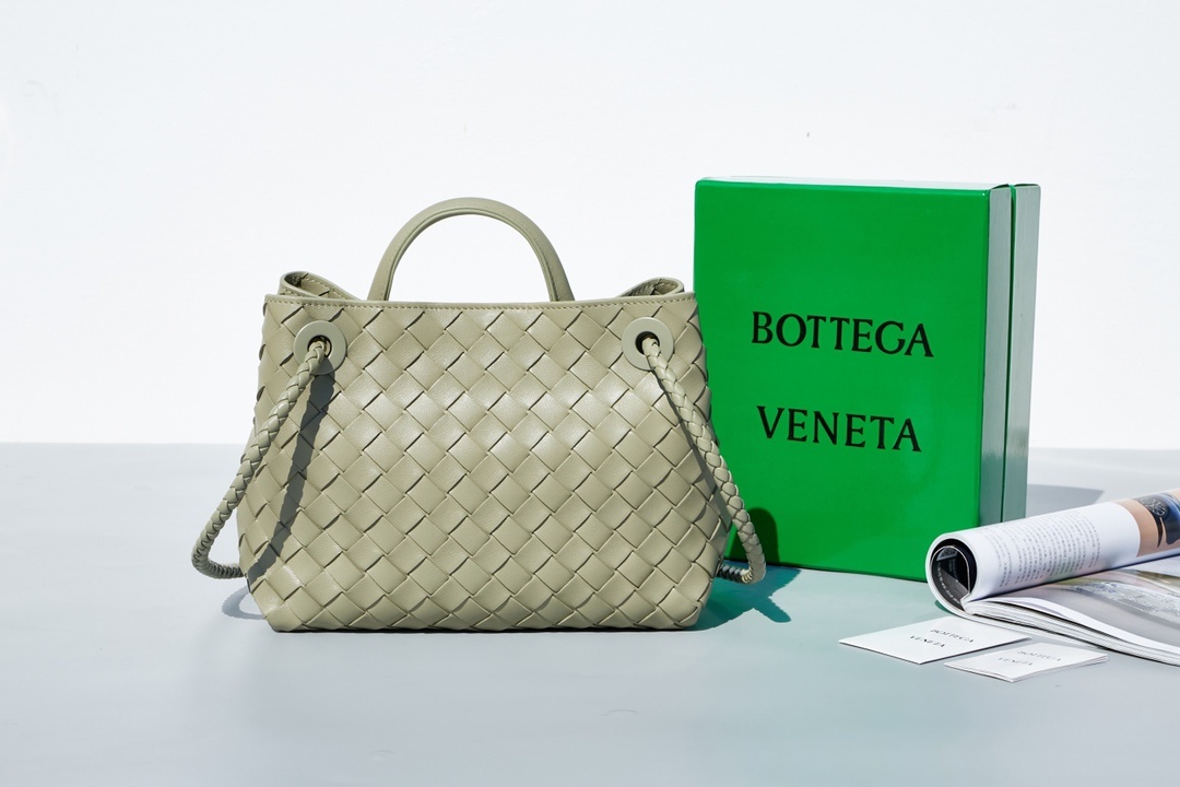 BottegaVeneta2023夏季系列Andiamo手袋大牌明星相继撞款!刘雯杜鹃井柏然米卡郭采洁等