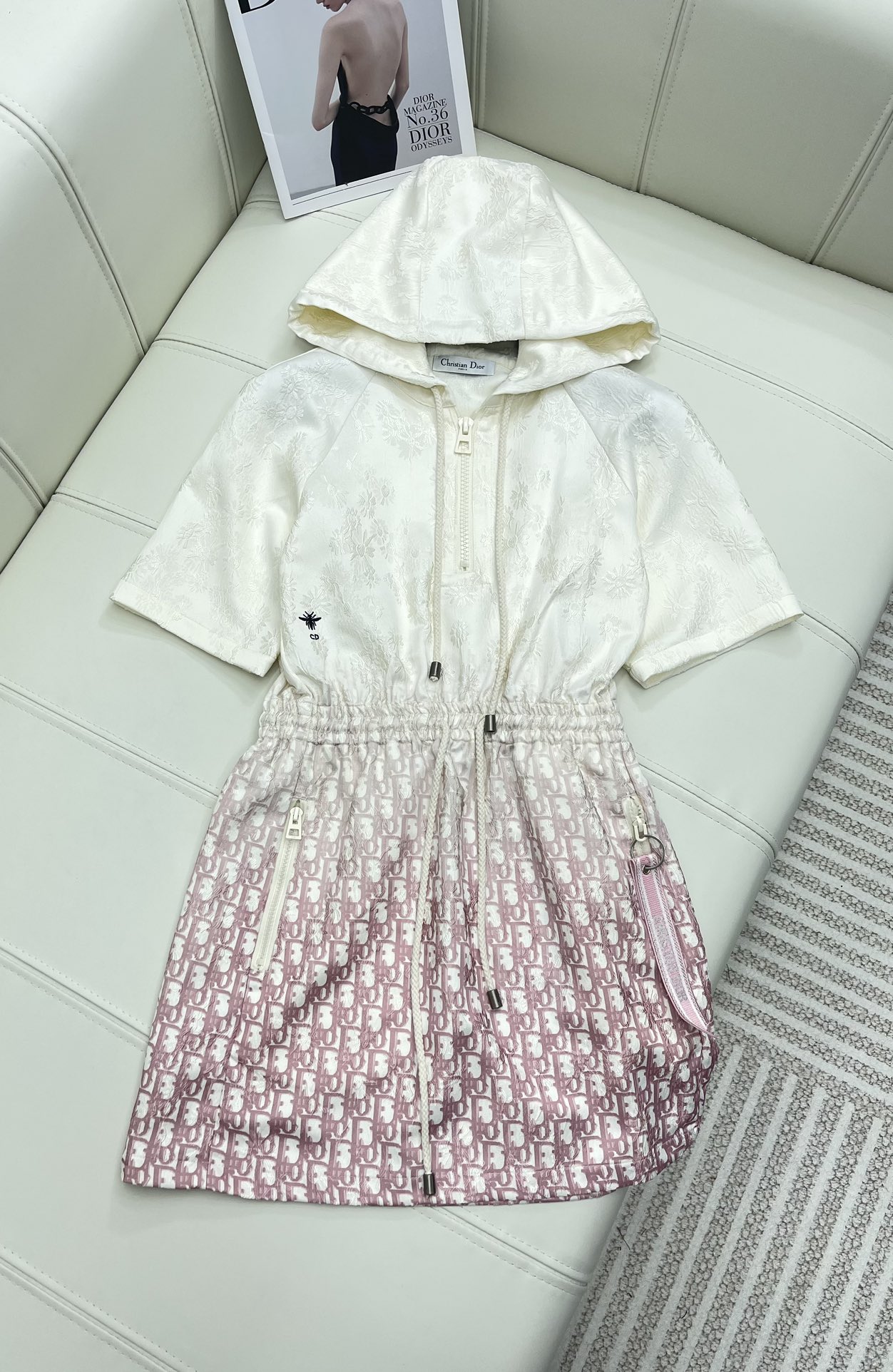 NO:696809,Dio* new product on the shelves Gradient jacquard charge dress Customized yarn-dyed jacquard fabric Stiff and stylish Decorated with presbyopic letter printing pattern Reverse printing of letters on the inside and outside Full texture Casual hooded dress design retro fashion Details show quality The continuation of timeless classics Classic fashion upper body High version 2 colors, dior, skirts, hats,19860909Dio*新品上架 渐变提花冲锋连衣裙 定制色织提花面料 挺括有型 饰以老花字母印花图案 里外字母反印工艺 质感十足 休闲连帽连衣裙设计复古时尚 细节呈现品质 永恒经典的延续 上身经典时尚  高版本 2色,,dior,skirts,hats,,Women's clothing