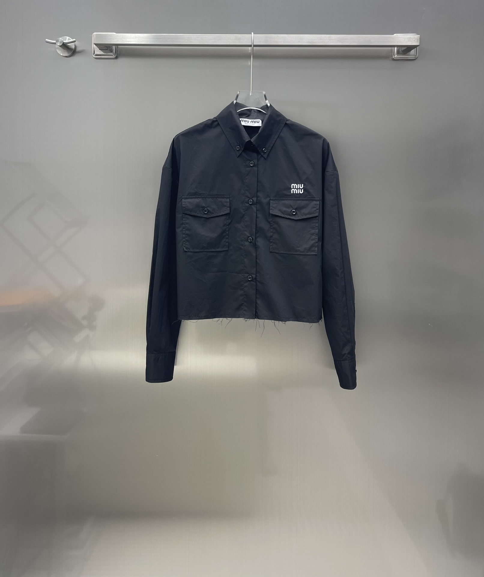 NO:696814,MiuMi* new product launches embroidered pocket shirt. Customized twill cotton fabric. Exquisite letter embroidery pattern embellishes the ready-to-wear. Simple but not monotonous. Lapel pocket decoration. The top is laser cut to present a natural plush texture. The upper body is younger and more stylish. High version. 2 colors,,miumiu,19860909MiuMi*新品上架刺绣口袋衬衣 定制斜纹棉面料 精致字母刺绣图案点缀成衣 简约不单调 翻领口袋装饰 上衣沿用激光裁剪 呈现自然毛绒肌理 上身减龄洋气 高版本 2色,,miumiu,,Women's clothing