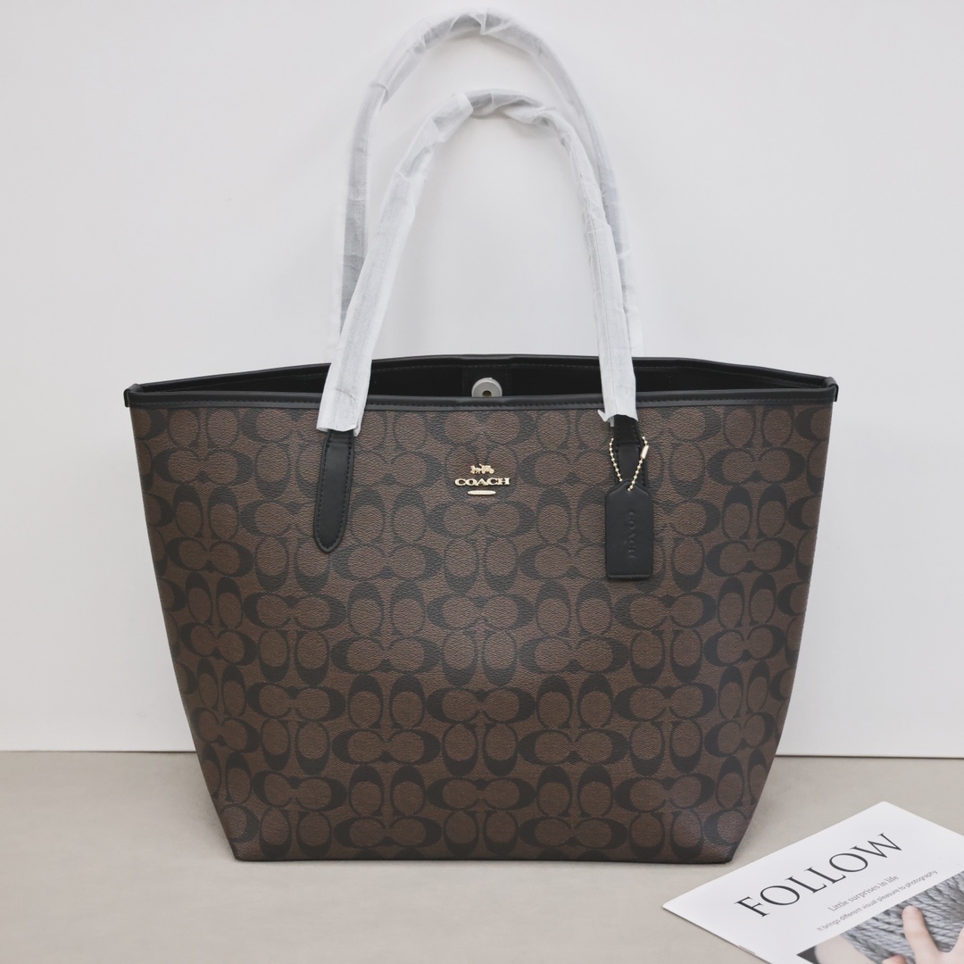 蔻驰City托特💰210 上班通勤神器，标志性品牌印花，吸磁扣开合设计，内有拉链置物袋，配色高级大气，无论是长途旅行，还是短途郊游，都是很减龄的时尚的搭配。 规格：33*28.5*16cm