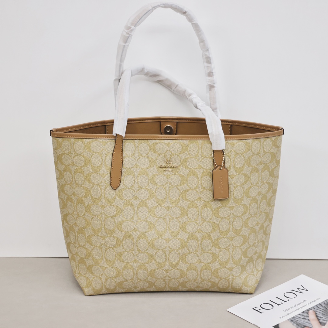 蔻驰City托特💰210 上班通勤神器,标志性品牌印花,吸磁扣开合设计,内有拉链置物袋,配色高级大气,无论是长途旅行,还是短途郊游,都是很减龄的时尚的搭配。 规格:33*28.5*16cm