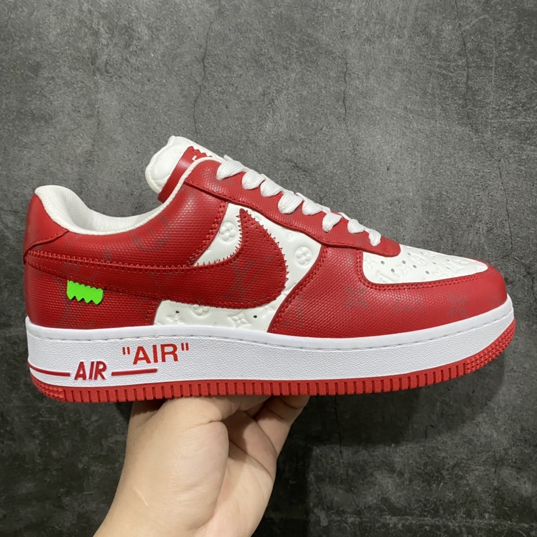 【莞产版本】LV x Air Force 1空军白红n正确细节 懂货的来n正确的钩子大小 （市面版本过小）n正确老花 压花比例以及各位置正确的对位！n正确鞋舌长度及厚度（市面要么过短要么过长过薄）n正确鞋带孔8个（女鞋为7个）n正确鞋头冲孔数量（除最外排固定2个 其余没排女码比男码少1个）n目前此版本 尺码:36-45-莆田鞋批发中心