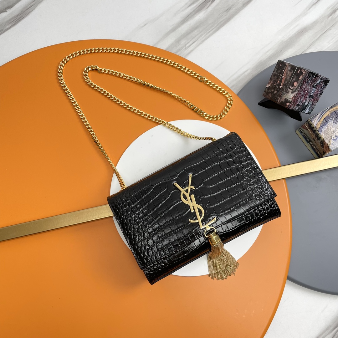 NO:676484,# 20# [Original single crocodile pattern] Black/gold buckle + KATE The most classic style and the most practical core design of this series is the Y logo. Mr. Yves Saint Laurent invited poster artist Cassandre to design it. The three letters superimposed are simple and avant-garde. High-quality crocodile embossed cowhide, wear-resistant and scratch-resistant!  Definitely a timeless classic!  None of Y’s tassel bags would dare to say they are fashionable!  Model 474366Zx size 20x12.5x5cm, saint laurent, saint laurent, saint laurent, cowhide19860909# 20#【原单鳄鱼纹】黑色/金扣  +KATE 最经典的款式最实用的这个系列最核心的设计便是Y家 Logo,当年Yves Saint Laurent先生邀请海报艺术家Cassandre设计,三个字母叠加在一起简约又前卫.高质量鳄鱼压纹牛皮,耐磨耐刮！绝对是永恒的经典！没有一个Y家的流苏包都不敢说自己潮！型号474366Zx尺寸20x12.5x5cm,圣罗兰,saint laurent,saint laurent,cowhide,Bag