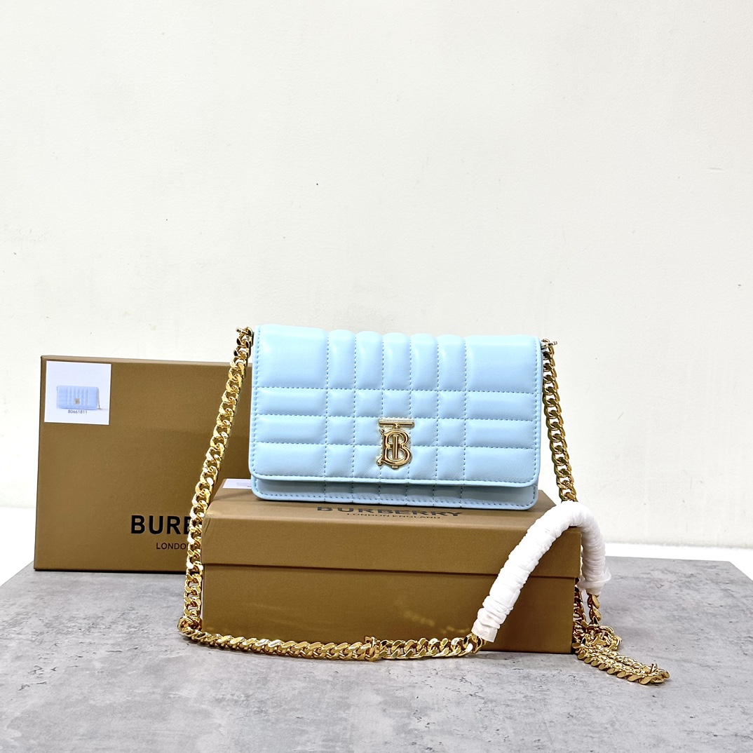 Burberry's new pure original Lona series quilted fine lambskin clutch, the design is inspired by the brand's iconic plaid and decorated with TB's