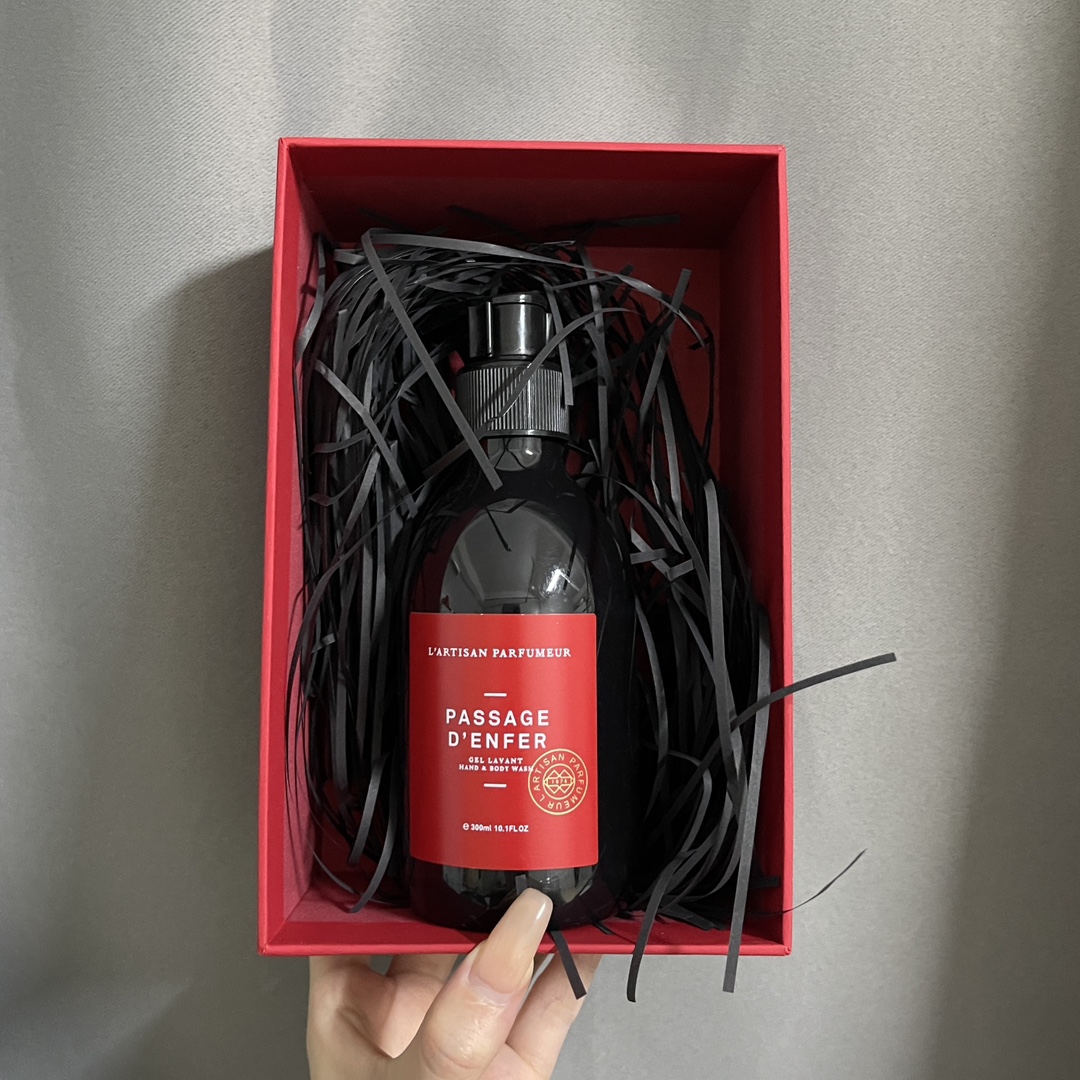 L'Artisan Parfumeur Passage d'Enfer Shower Gel, 300ml - Floral & Woody Aroma 3 i1686632612 6136 2