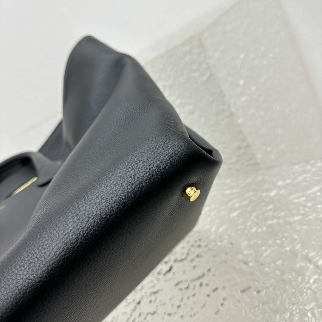 全皮黑EnvelopePleat购物袋️来自纽约的小众奢牌同样是主打简约有型的设计简约性冷淡风系列小牛皮