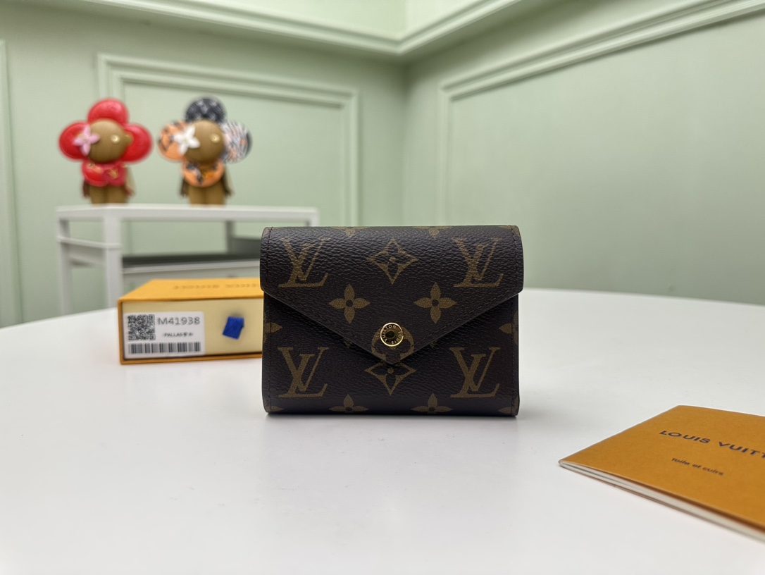 NO:672242,[Top original order] M41938 hardware is soft in purple style and powerful in function. This compact Victorine wallet is the best choice for carrying around. Iconic Monogram canvas with colorful leather lining, fashionable style, and extremely practical design ensures safe storage and easy access of credit cards and personal belongings. Size: 12x9cm, packaging: with packaging box, LV wallet, Louis Vuitton, wallets19860909【顶级原单】M41938五金紫红风格柔美而功能强大,此款小巧的Victorine钱夹是适宜随身携带的上上之选.标志性Monogram帆布搭配多彩皮革内衬,风格时尚,而极为实用的设计确保信用卡与私人财物安全存放、取用便捷.尺寸:12x9cm,包装:配包装盒,,LV钱包,louis vuitton,wallets,欧美剧