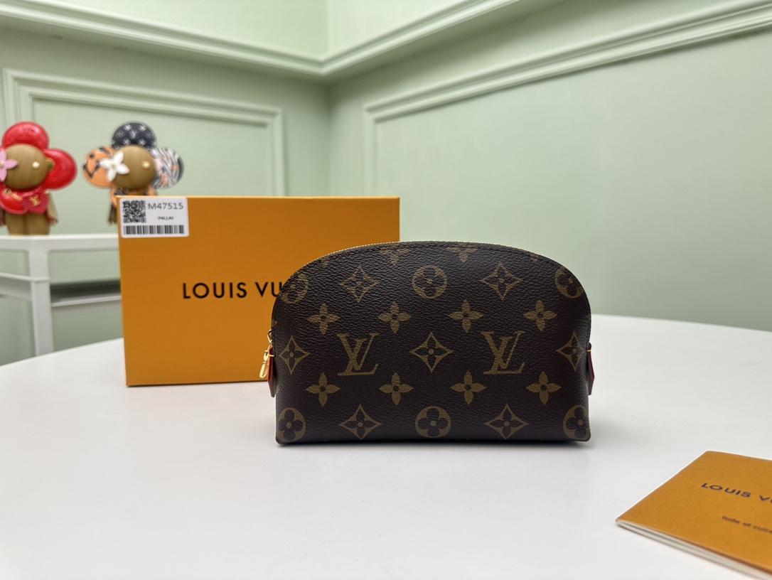 NO:671754,[Top Original Order] M47515 Cosmetic Bag Small. This compact cosmetic bag is made of Monogram canvas and can be easily put into a handbag. The round bag body and flat bottom are designed to facilitate access to cosmetics. Size: 19.0x 12.0x 6.0 cm, packaging: with packaging box, LV wallet, louis vuitton, wallets, cosmetic bags & cases19860909【顶级原单】M47515化妆包小号这款小巧的化妆包以Monogram 帆布制造,可轻易放入手袋内.圆形袋身配平面袋底的设计,方便取放化妆用品.尺寸: 19.0x 12.0x 6.0 cm , 包装:配包装盒,,LV钱包,louis vuitton,wallets,cosmetic bags & cases,欧美剧
