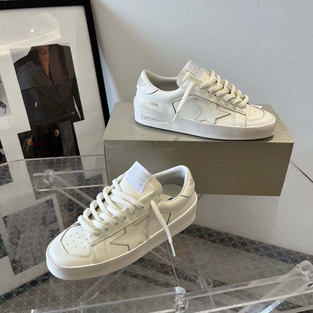 NO:171733,(Long-term goods. Order inquiry) Pure white shoes couples' top-level purchasing high-end version. Don't disturb the low-end 2025 new ggdb stardan series small dirty shoes couples' shoes thick-soled shoes hit Golden Gse Deluxe Brand SUPER$TAR N pair of genuine disassembly version# The best market is not convinced, and it is better than the white shoes. It breaks the traditional aesthetics and the small dirty shoes have done it!  Celebrity private server demonstration is so versatile!  No need to worry about washing shoes anymore!  The original matte cowhide (the essence of the old) is customized towel material   Italian cowhide, exclusive mold latex pad, 2cm high-rise insole can be taken out, hand polished by old craftsmen, even the soles are unruly dirty, with a combination of edges and a high-standard shipment!  Packaging upgrade. New packaging box. Cloth bag, certificate, card, tag. Women 35-40. Men 40-46 (male size is expensive 10. Men's size is customized to only adjust the upper and lower sizes, 46 will not return or exchange), casual shoes/sports shoes, sneakers, cowhide19860909（长期做货.订单询价） 纯白板鞋情侣款顶级代购高版本.低端勿扰 2025新款ggdb stardan系列小脏鞋情侣鞋厚底板鞋爆款 Golden Gse Deluxe Brand SUPER$TAR N双正品拆解打版# 市场最优不服来比 # 火红程度比小白鞋还要早,打破传统审美,小脏鞋做到了！明星私服上脚示范 就是这么百搭 ！再也不用担心洗鞋的问题啦！ 鞋面原版磨砂牛皮（做旧精髓所在）内里定制毛巾料 意大利牛皮,独家开模乳胶垫 2cm内增高鞋垫可以拿出来哦 老工匠手工打磨,就连鞋底也是不羁的脏,包边组合大底,高标准出货！ 包装升级.新包装盒. 布袋,证书,卡片,吊牌 女 35-40 男40-46（男码贵10.男码定做只调上下码,46不退换）,休闲鞋/运动鞋,sneakers,cowhide,Women's Shoes