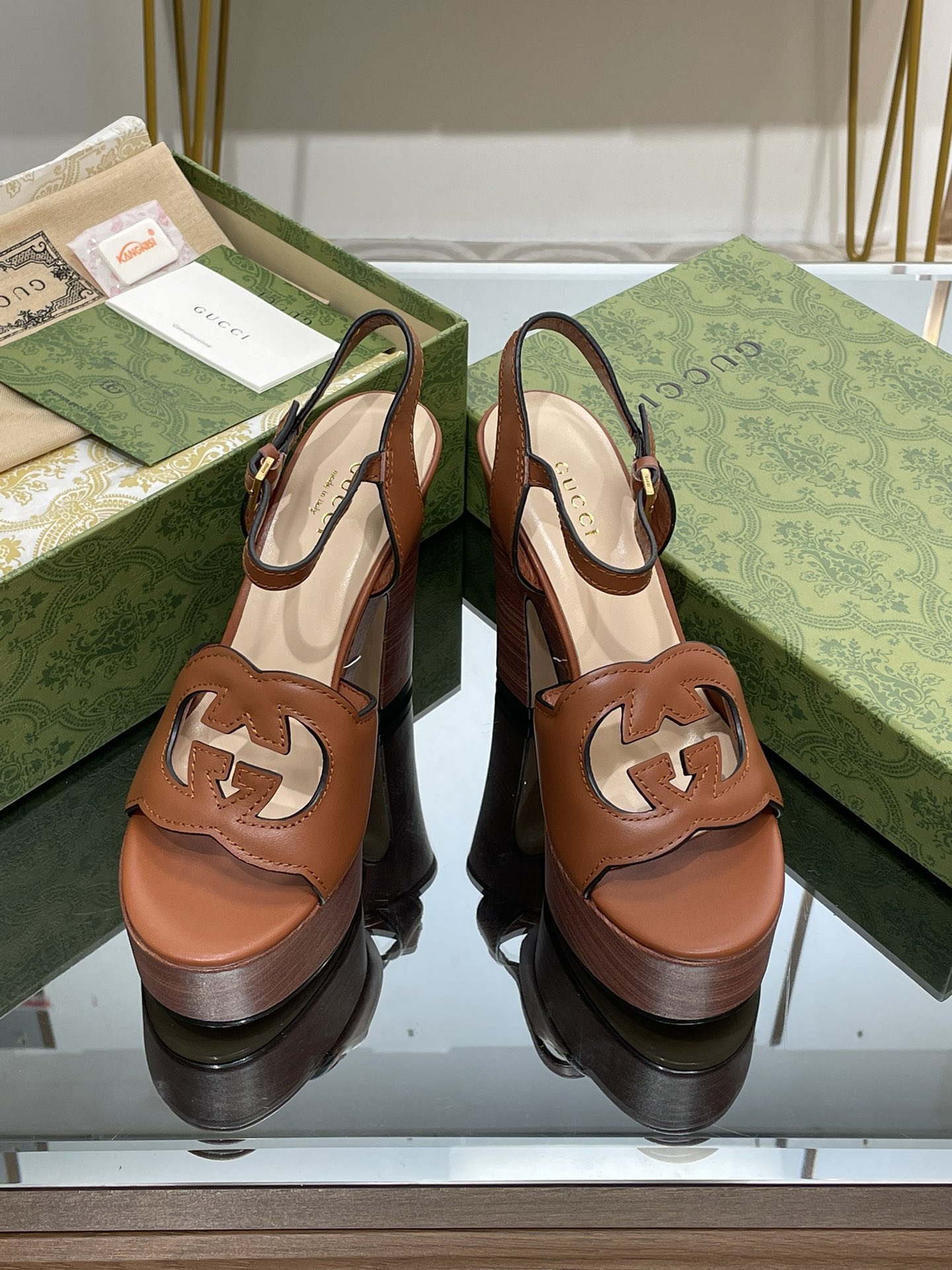 NO:246754,Gucci/Gucci Spring and Summer Waterproof Platform High Heel Double G Hollow Sandals [Welfare] Thick-heeled Thick-soled Waterproof Platform Shoe Cabinet Essential Original Last High-end Quality Collection Design of the 1970s Injected glory into the brand, extracting inspiration from this iconic era, interlocking double G G Refreshed on this waterproof platform sandal is a large hollow details Continue to explore the aesthetic connotation of the brand's collection logo in a new way, while paying homage to the classic elegance and charm. Imported grained calfskin, inner A-grade sheepskin, outsole Italian leather outsole Heel height 12Cm Front waterproof Platform 3.cm Size 35-41 (4041 order) Packaging full set of green original high-end packaging, sandals, gucci, sandals, cowhide, sheepskin, Leather soles19860909Gucci/古奇春夏防水台高跟双G镂空凉鞋【福利】 粗跟厚底防水台 鞋柜必备款 原版套楦 高端品质 七十年代的典藏设计为品牌注入荣光,从这一标志性时代中撷取灵感,互扣式双G G在这款防水台凉鞋上焕新演绎为大号镂空细节继续以全新方式探索品牌典藏标志的美学内涵,同时向经典优雅魅力致意 面料进口粒面小牛皮 内里 A级羊皮 大底意大利真皮大底 跟高12Cm 前防水台3.cm 码数35-41（4041订） 包装全套绿色原版高端包装,凉鞋,gucci,sandals,cowhide,sheepskin,Leather soles,Women's Shoes