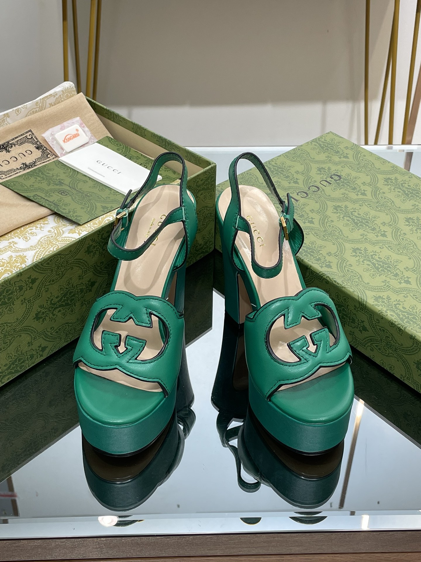 NO:246764,Gucci/Gucci Spring and Summer Waterproof Platform High Heel Double G Hollow Sandals [Welfare] Thick-heeled Thick-soled Waterproof Platform Shoe Cabinet Essential Original Last High-end Quality Collection Design of the 1970s Injected glory into the brand, extracting inspiration from this iconic era, interlocking double G G Refreshed on this waterproof platform sandal is a large hollow details Continue to explore the aesthetic connotation of the brand's collection logo in a new way, while paying homage to the classic elegance and charm. Imported grained calfskin, inner A-grade sheepskin, outsole Italian leather outsole Heel height 12Cm Front waterproof Platform 3.cm Size 35-41 (4041 order) Packaging full set of green original high-end packaging, sandals, gucci, sandals, cowhide, sheepskin, Leather soles19860909Gucci/古奇春夏防水台高跟双G镂空凉鞋【福利】 粗跟厚底防水台 鞋柜必备款 原版套楦 高端品质 七十年代的典藏设计为品牌注入荣光,从这一标志性时代中撷取灵感,互扣式双G G在这款防水台凉鞋上焕新演绎为大号镂空细节继续以全新方式探索品牌典藏标志的美学内涵,同时向经典优雅魅力致意 面料进口粒面小牛皮 内里 A级羊皮 大底意大利真皮大底 跟高12Cm 前防水台3.cm 码数35-41（4041订） 包装全套绿色原版高端包装,凉鞋,gucci,sandals,cowhide,sheepskin,Leather soles,Women's Shoes