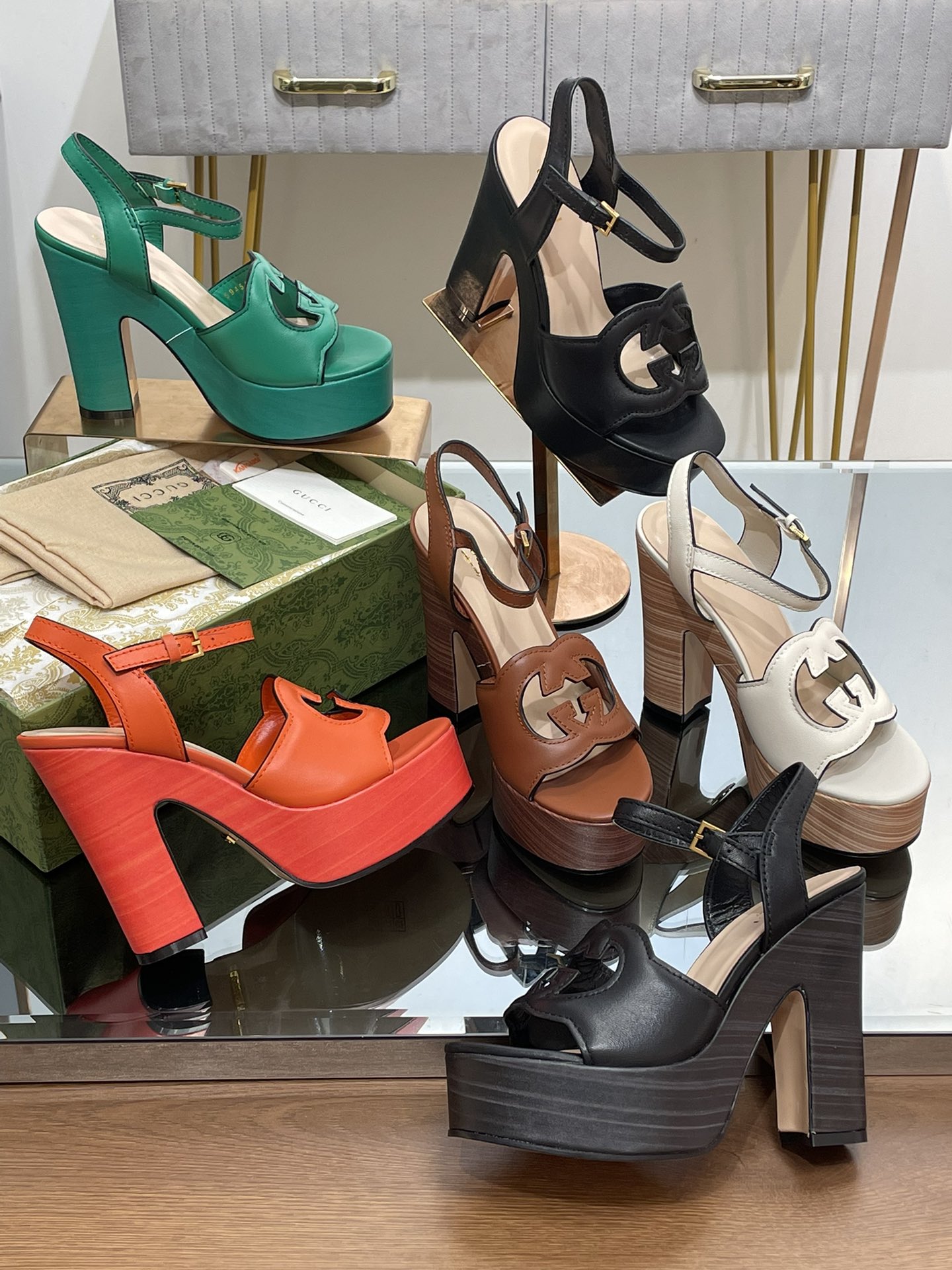 NO:246786,Photo Gucci/Gucci Spring and Summer Waterproof Platform High Heel Double G Hollow Sandals [Welfare] Thick-heeled Thick-soled Waterproof Platform Shoe Cabinet Essential Original Last High-end Quality Collection Design of the 1970s Injected glory into the brand, extracting inspiration from this iconic era, interlocking double G G Refreshed on this waterproof platform sandals as large hollow details continue to explore the aesthetic connotation of the brand's collection logo in a new way, while paying homage to the classic elegance and charm. Imported grained calfskin, inner A-grade sheepskin, outsole Italian leather outsole Heel height 12Cm Front waterproof Platform 3.cm Size 35-41 (4041 order) Packaging full set of green original high-end packaging, sandals, gucci, sandals, cowhide, sheepskin, Leather soles19860909照 Gucci/古奇春夏防水台高跟双G镂空凉鞋【福利】 粗跟厚底防水台 鞋柜必备款 原版套楦 高端品质 七十年代的典藏设计为品牌注入荣光,从这一标志性时代中撷取灵感,互扣式双G G在这款防水台凉鞋上焕新演绎为大号镂空细节继续以全新方式探索品牌典藏标志的美学内涵,同时向经典优雅魅力致意 面料进口粒面小牛皮 内里 A级羊皮 大底意大利真皮大底 跟高12Cm 前防水台3.cm 码数35-41（4041订） 包装全套绿色原版高端包装,凉鞋,gucci,sandals,cowhide,sheepskin,Leather soles,Women's Shoes