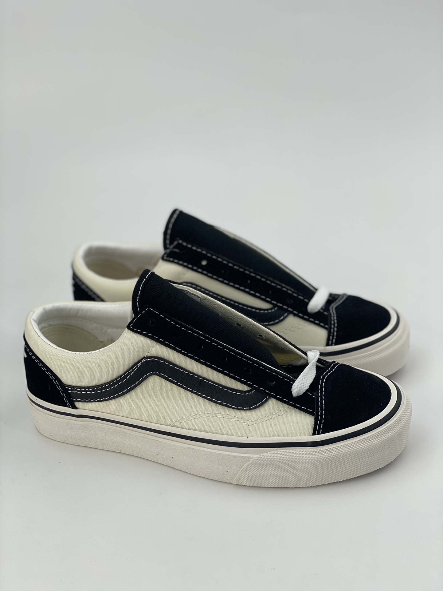 Vans official Style 36 black and white contrasting colors burgundy and white