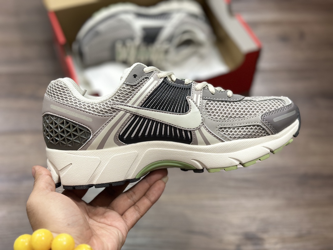 220 Nike Zoom Vomero 5 网面透气休闲鞋 FB8825-001