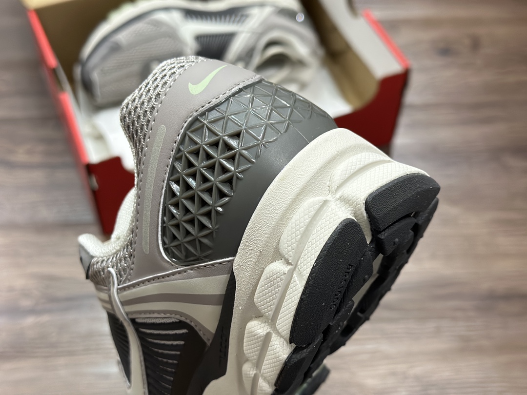 220 Nike Zoom Vomero 5 网面透气休闲鞋 FB8825-001