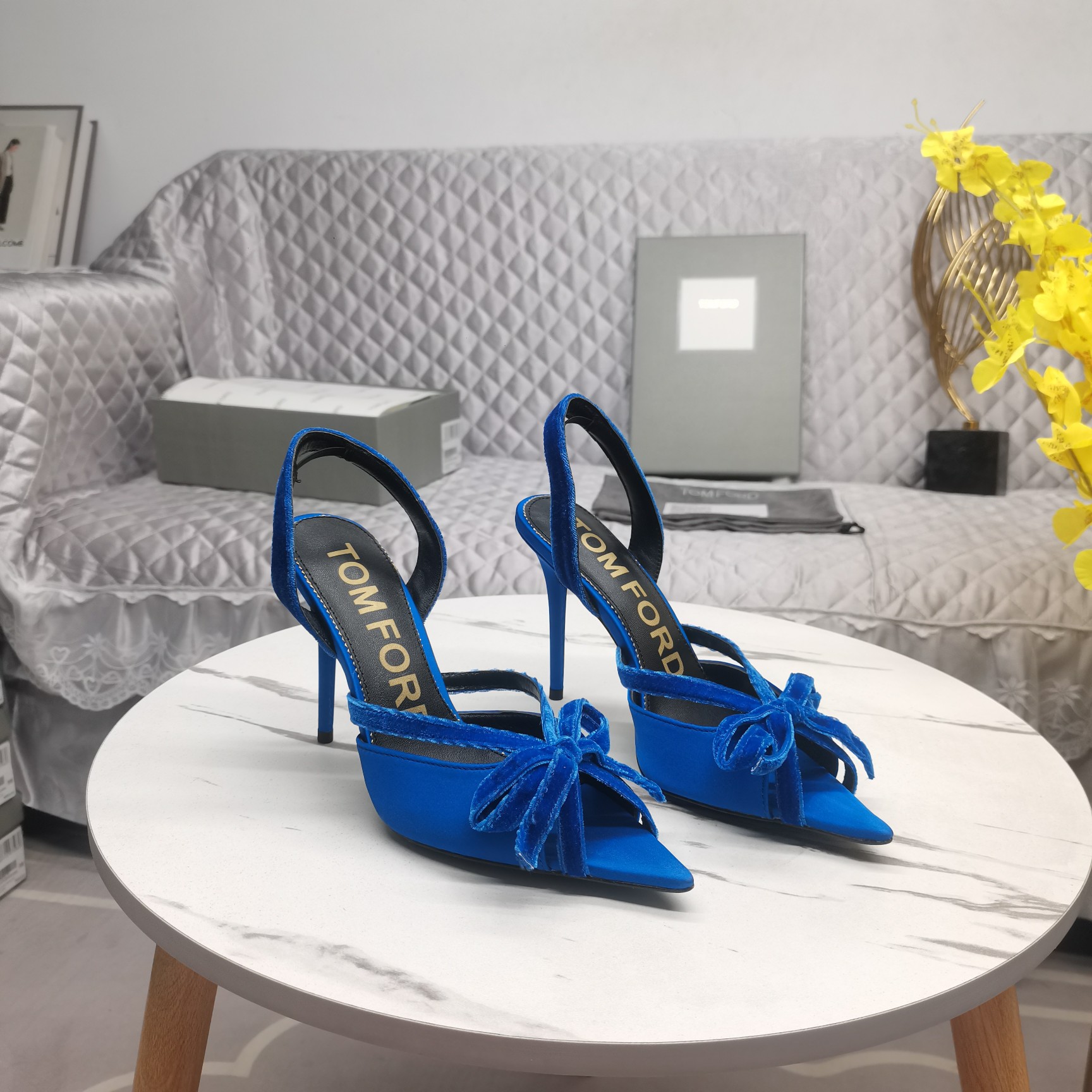 NO:405549,New - TOM FORD Top High-Level Version The official website synchronizes the new bow high-heeled fish-mouth sandals. The details are perfect. Floating sheepskin (fine texture) AAA grade Italian black leather outsole. The ultimate perfect replica. Full set of configuration and packaging. Quality welcome comparison. 1 imported silk upper. 2 footbed sheepskin. 3 soles. AAA grade black leather outsole. 4 heels. 10.5cm. 5Clour black. Purple. Blue. Red. 6Size34-43 (34 41 42 43. Customized for non-return and exchange), high heels. Tom ford. sandals. high heels. Sheepskin. real silk. Leather soles.19860909上新-TOM FORD顶级高版本 官网同步新款蝴蝶结高跟鱼嘴凉鞋 细节处理完美 垫脚羊皮（质感细腻） AAA级意大利黑色真皮大底 极致完美复刻 全套配置包装 品质欢迎对比 1鞋面进口真丝 2垫脚羊皮 3鞋底AAA级黑色真皮大底 4跟高10.5cm 5Clour黑色 紫色 蓝色 红色 6Size34-43（34 41 42 43订做不退换）,高跟鞋,tom ford,sandals,high heels,sheepskin,real silk,Leather soles,Women's Shoes