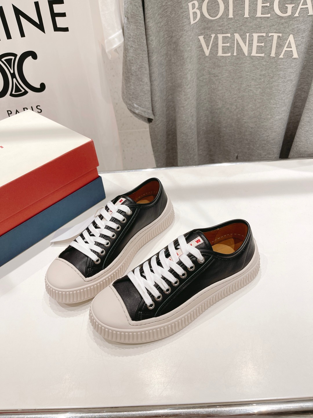 高品质出厂 MARNI玛尼DADA BUMPER系列 新款休闲运动鞋 贝壳头饼干鞋小白鞋在鞋子的前后都搭