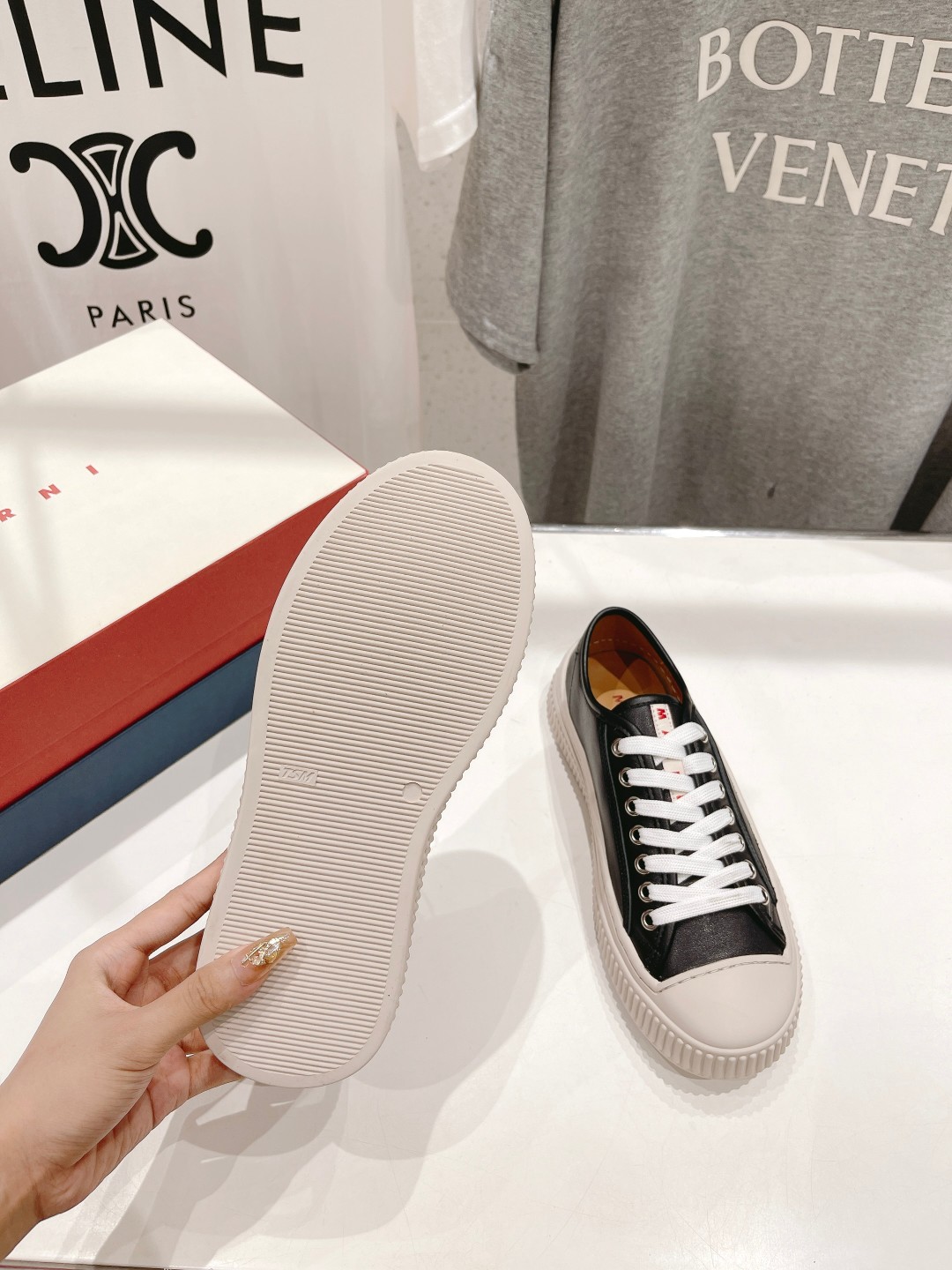 高品质出厂 MARNI玛尼DADA BUMPER系列 新款休闲运动鞋 贝壳头饼干鞋小白鞋在鞋子的前后都搭