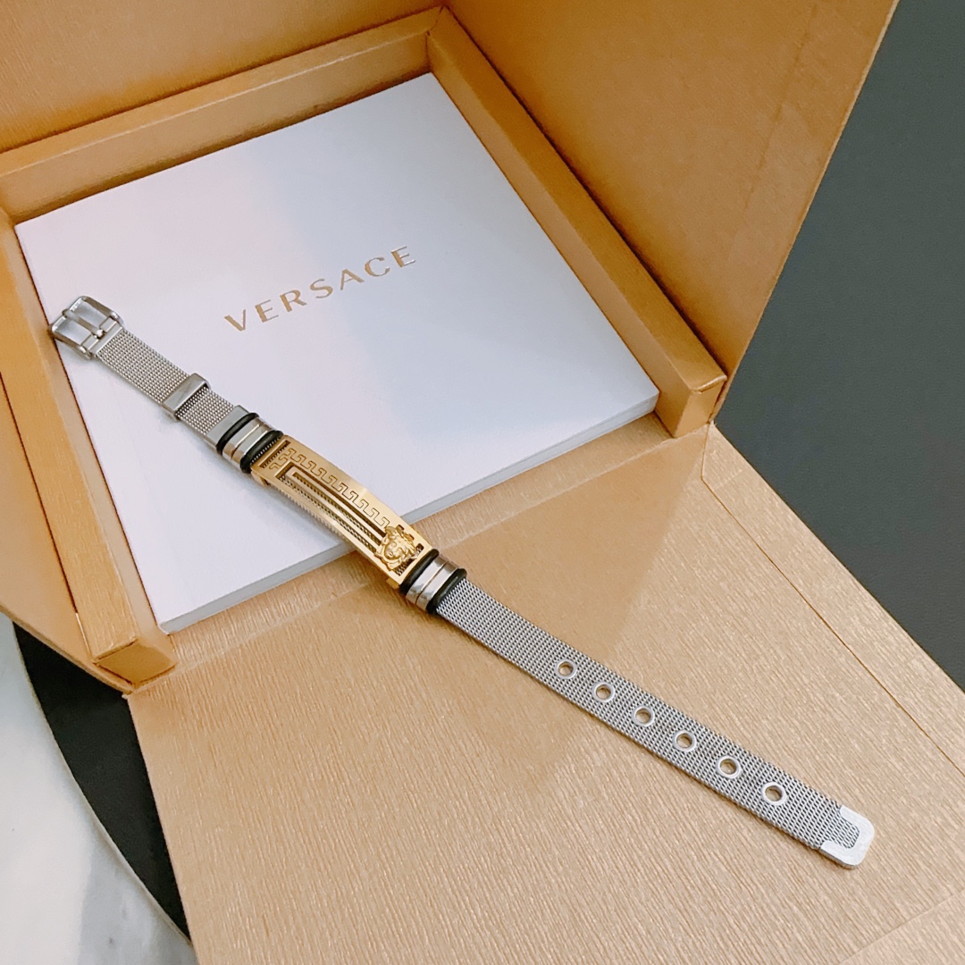 P110  Versace 范思哲 杜美莎标志手链 帅气酷炫 同时透露着一丝不羁的自由气息 展现别样趣味魅力 做工精致钻镶嵌 绝对高逼格 等同正品