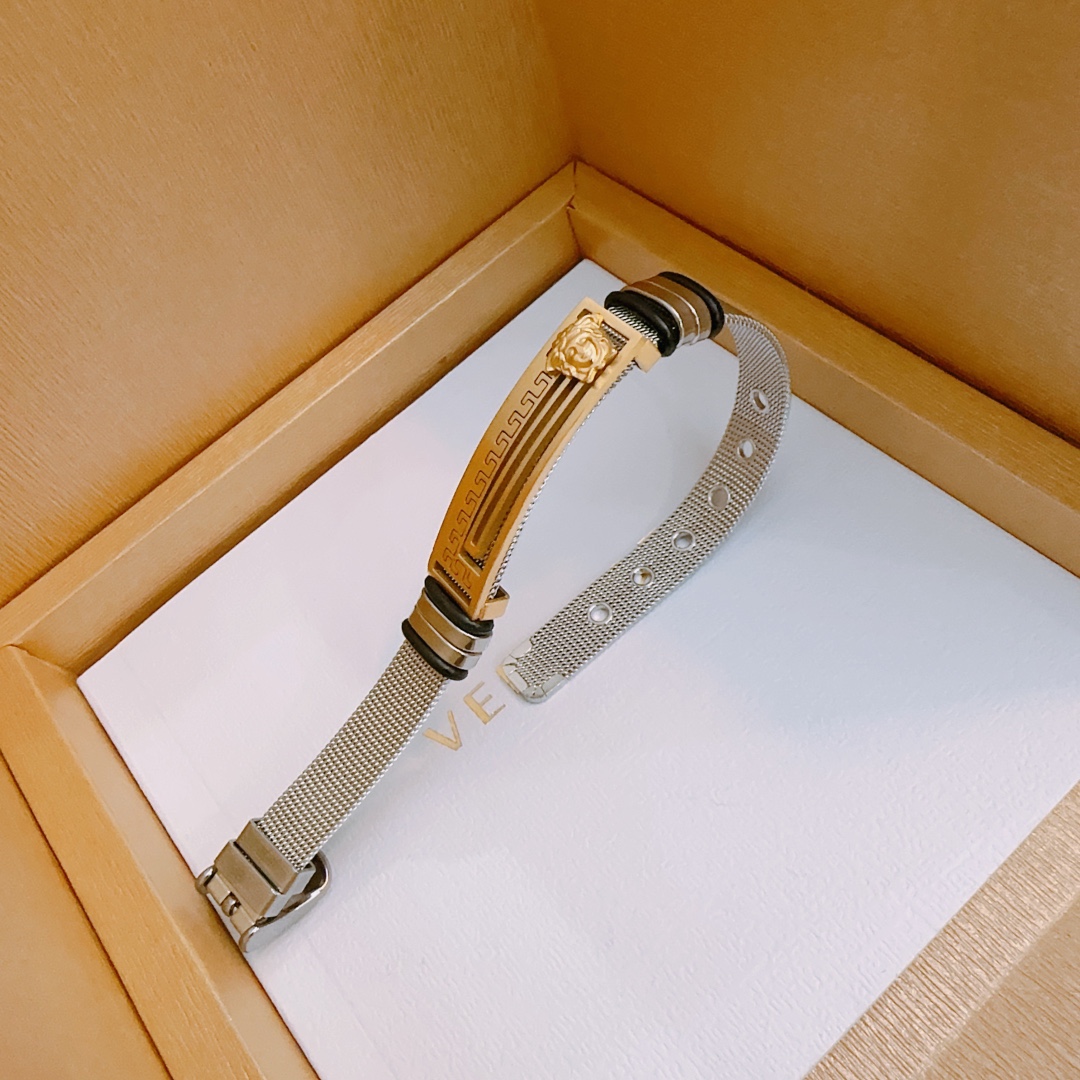 P110  Versace 范思哲 杜美莎标志手链 帅气酷炫 同时透露着一丝不羁的自由气息 展现别样趣味魅力 做工精致钻镶嵌 绝对高逼格 等同正品