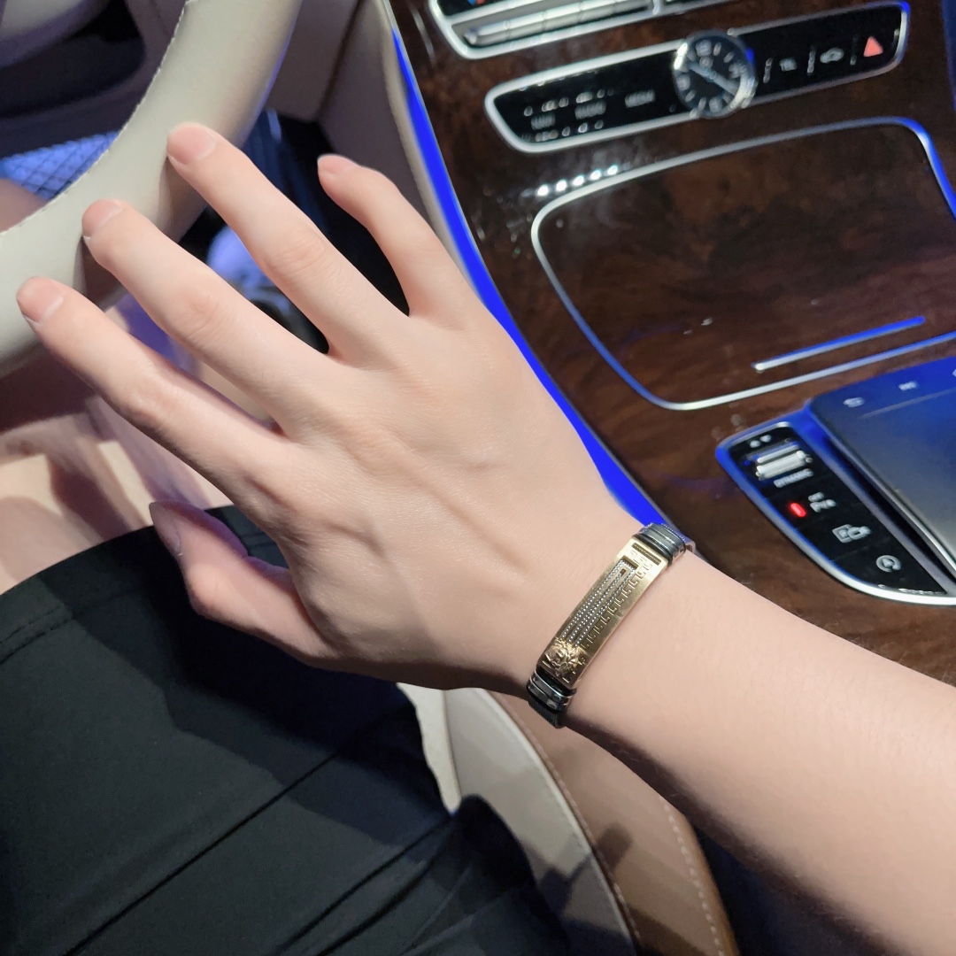 P110  Versace 范思哲 杜美莎标志手链 帅气酷炫 同时透露着一丝不羁的自由气息 展现别样趣味魅力 做工精致钻镶嵌 绝对高逼格 等同正品