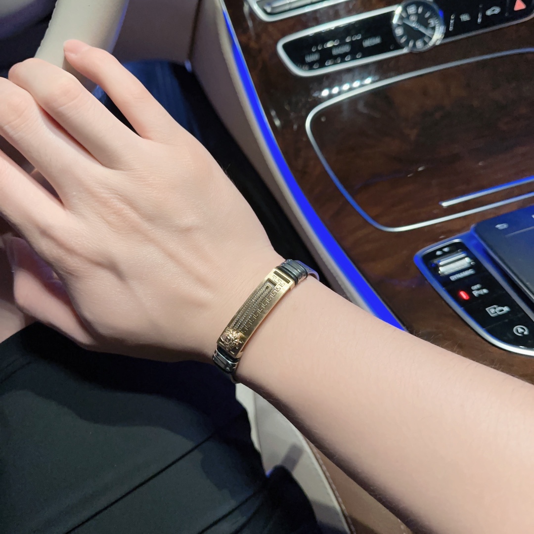 P110  Versace 范思哲 杜美莎标志手链 帅气酷炫 同时透露着一丝不羁的自由气息 展现别样趣味魅力 做工精致钻镶嵌 绝对高逼格 等同正品