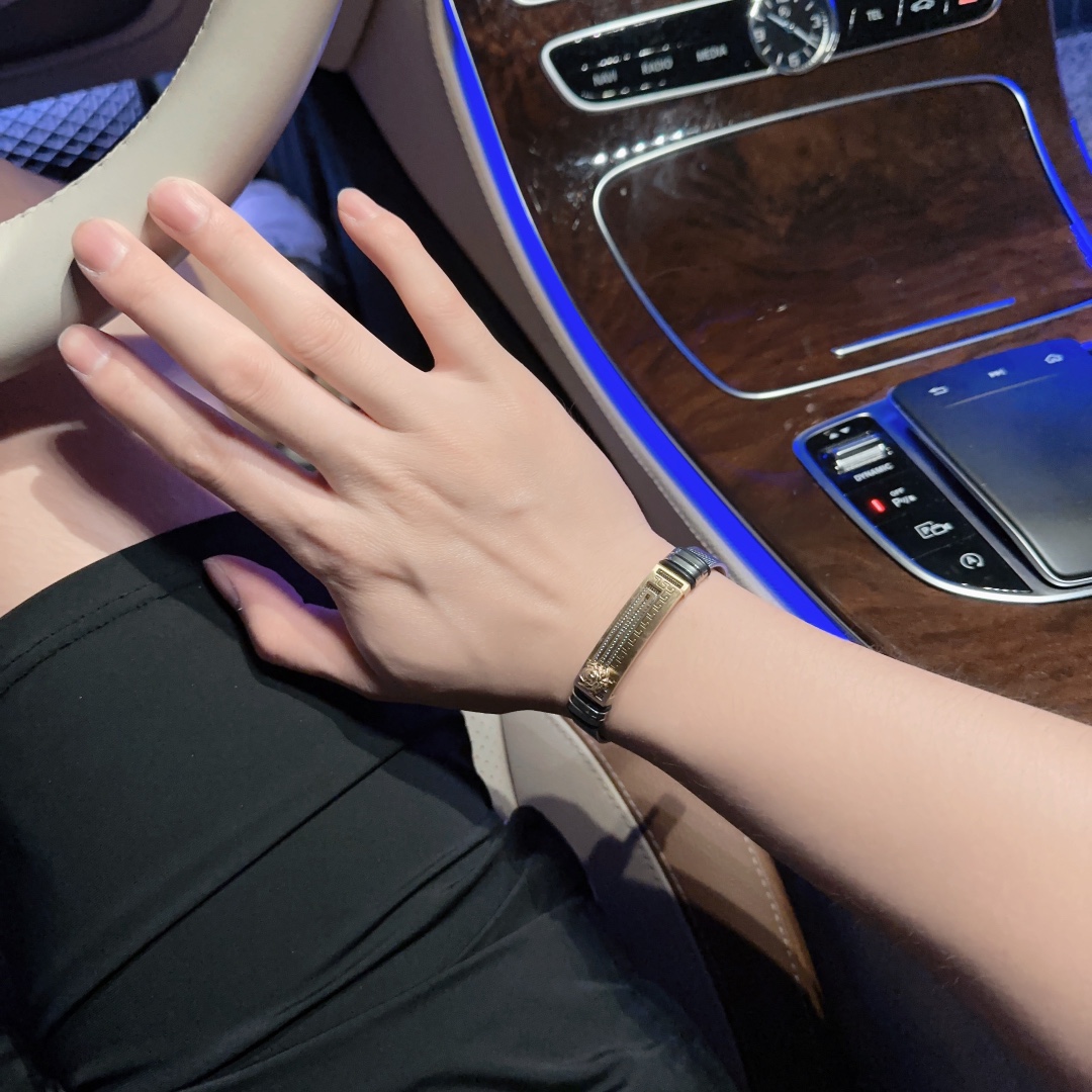 P110  Versace 范思哲 杜美莎标志手链 帅气酷炫 同时透露着一丝不羁的自由气息 展现别样趣味魅力 做工精致钻镶嵌 绝对高逼格 等同正品