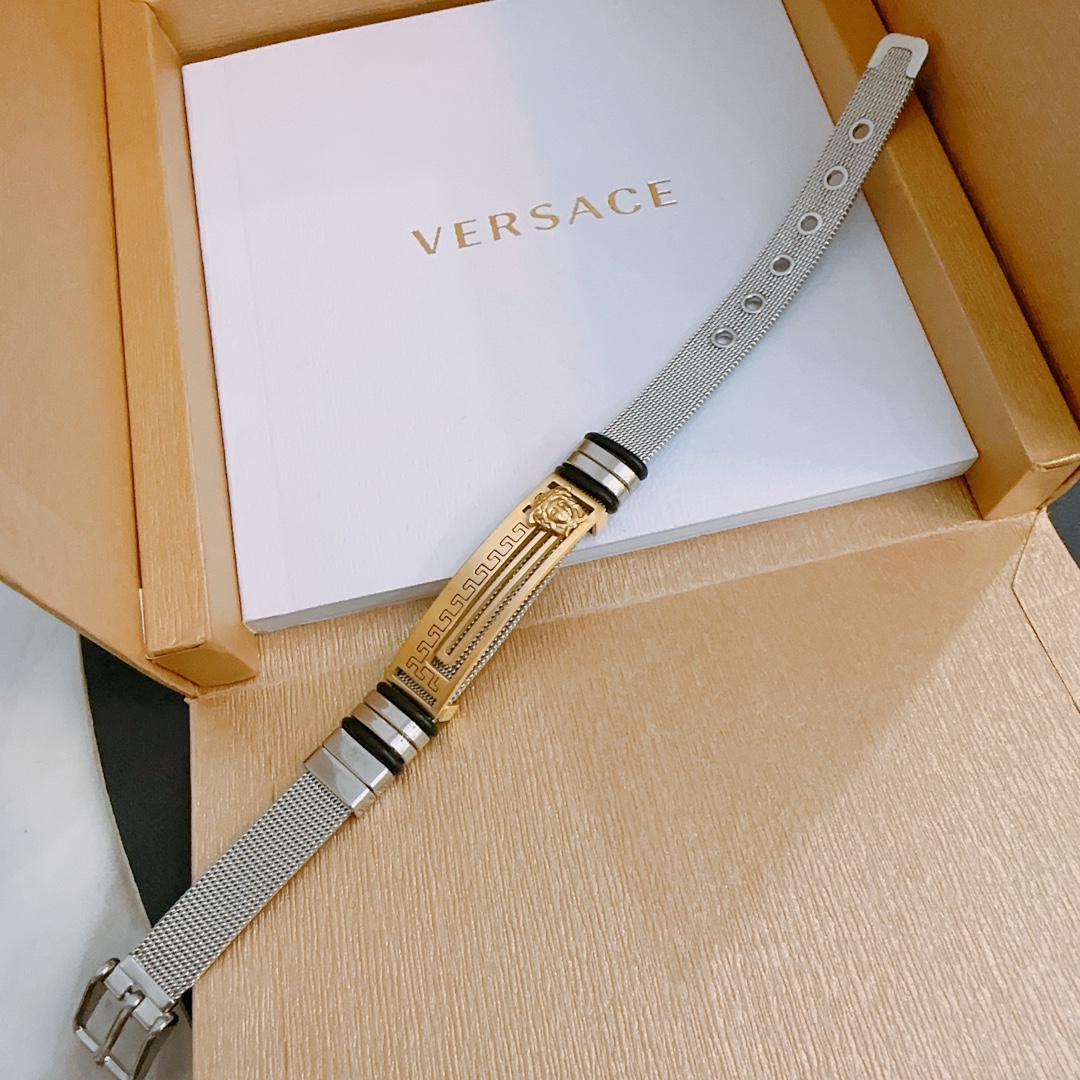 P110  Versace 范思哲 杜美莎标志手链 帅气酷炫 同时透露着一丝不羁的自由气息 展现别样趣味魅力 做工精致钻镶嵌 绝对高逼格 等同正品