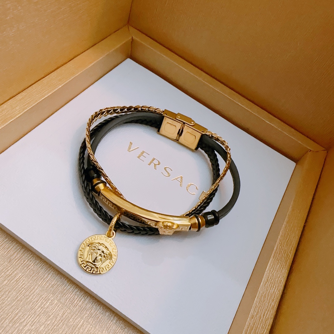 P130  Versace 范思哲 杜美莎标志牛皮手绳手链 帅气酷炫 同时透露着一丝不羁的自由气息 展现别样趣味魅力 做工精致钻镶嵌 绝对高逼格 等同正 品