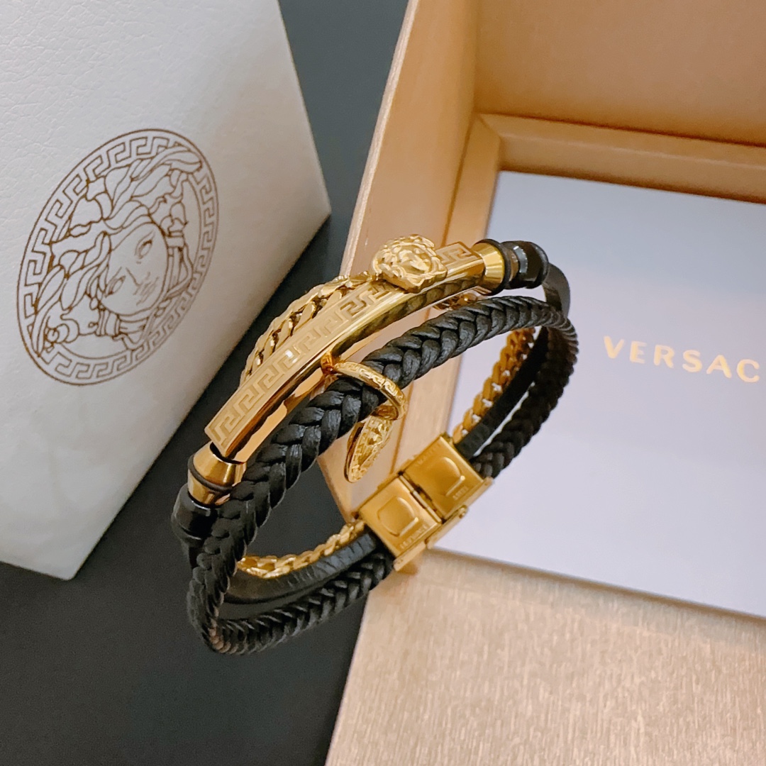P130  Versace 范思哲 杜美莎标志牛皮手绳手链 帅气酷炫 同时透露着一丝不羁的自由气息 展现别样趣味魅力 做工精致钻镶嵌 绝对高逼格 等同正 品