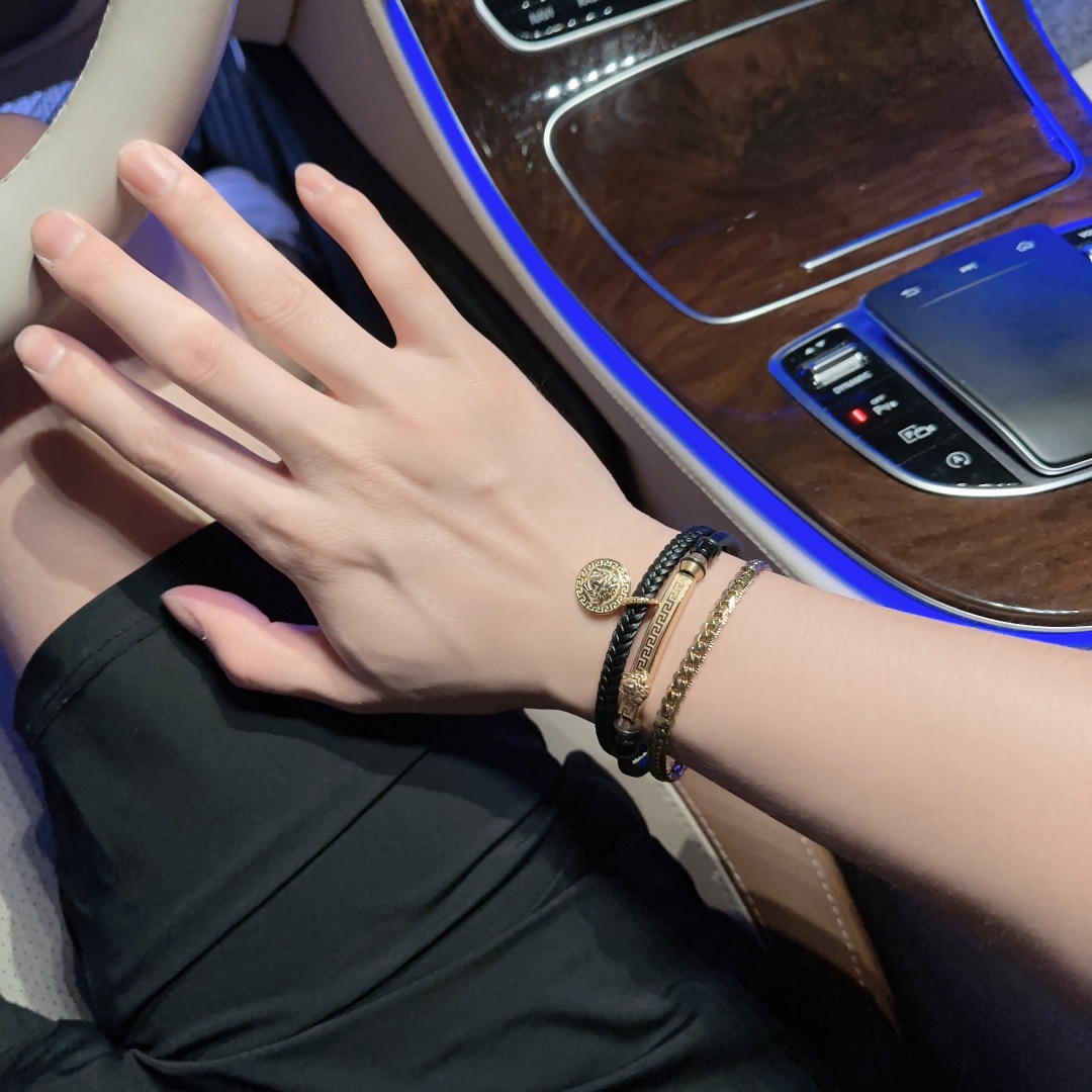 P130  Versace 范思哲 杜美莎标志牛皮手绳手链 帅气酷炫 同时透露着一丝不羁的自由气息 展现别样趣味魅力 做工精致钻镶嵌 绝对高逼格 等同正 品