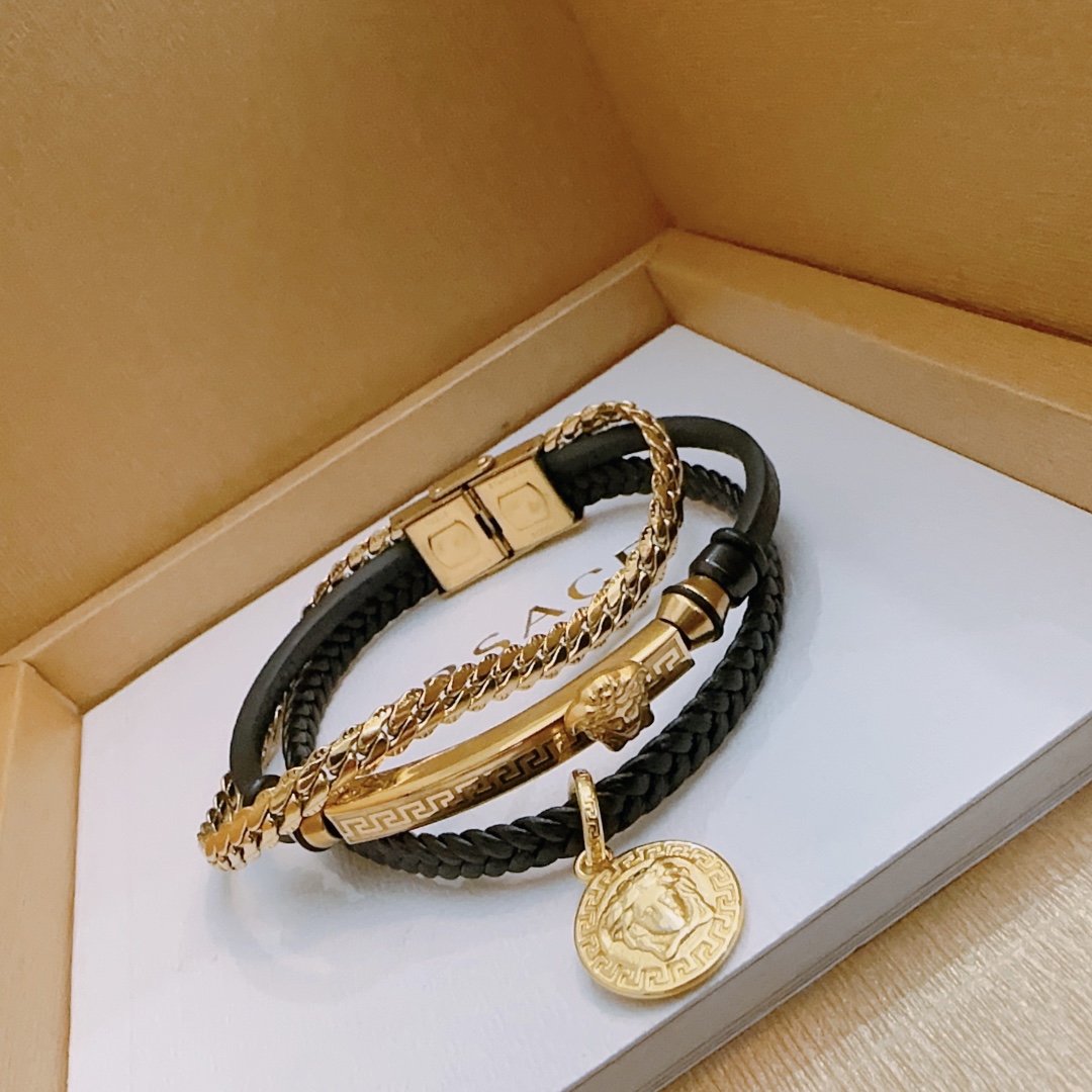 P130  Versace 范思哲 杜美莎标志牛皮手绳手链 帅气酷炫 同时透露着一丝不羁的自由气息 展现别样趣味魅力 做工精致钻镶嵌 绝对高逼格 等同正 品