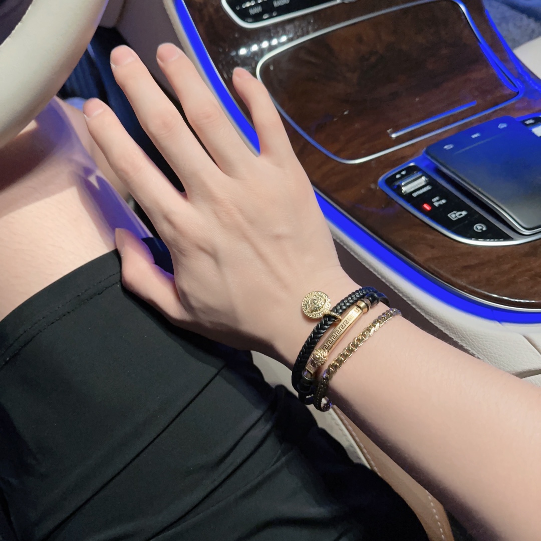 P130  Versace 范思哲 杜美莎标志牛皮手绳手链 帅气酷炫 同时透露着一丝不羁的自由气息 展现别样趣味魅力 做工精致钻镶嵌 绝对高逼格 等同正 品