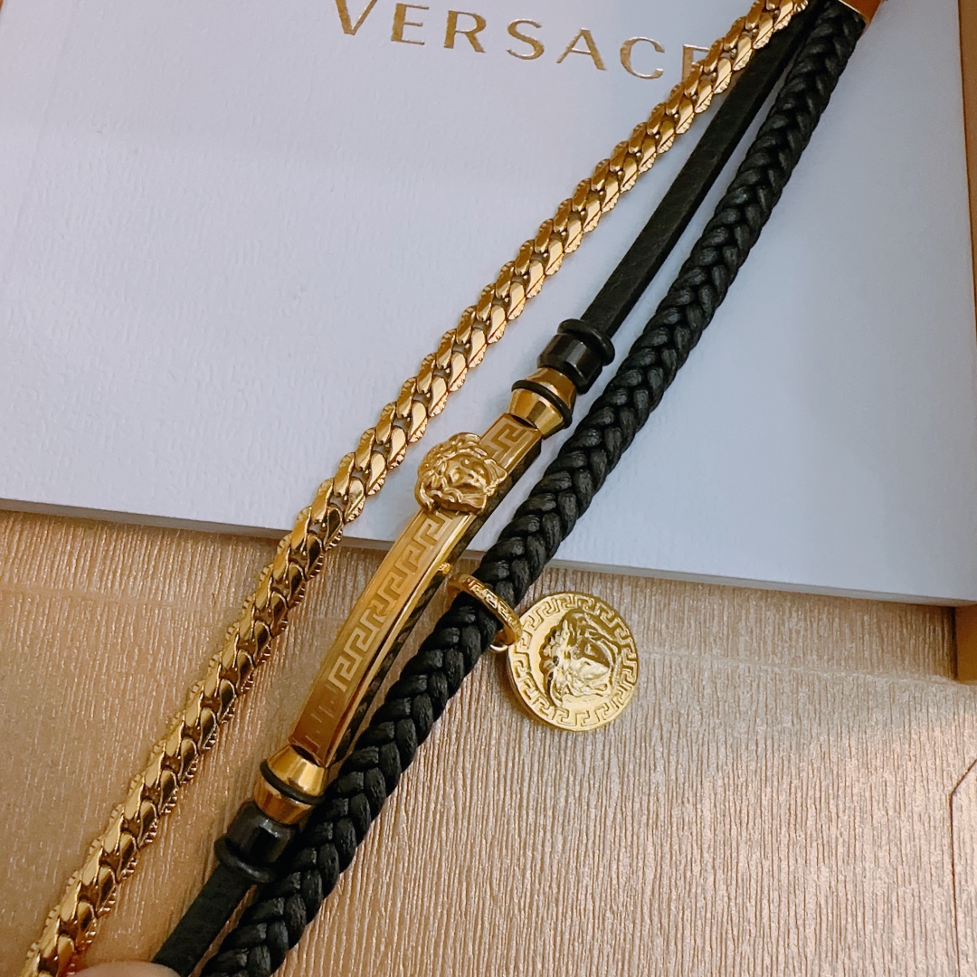 P130  Versace 范思哲 杜美莎标志牛皮手绳手链 帅气酷炫 同时透露着一丝不羁的自由气息 展现别样趣味魅力 做工精致钻镶嵌 绝对高逼格 等同正 品