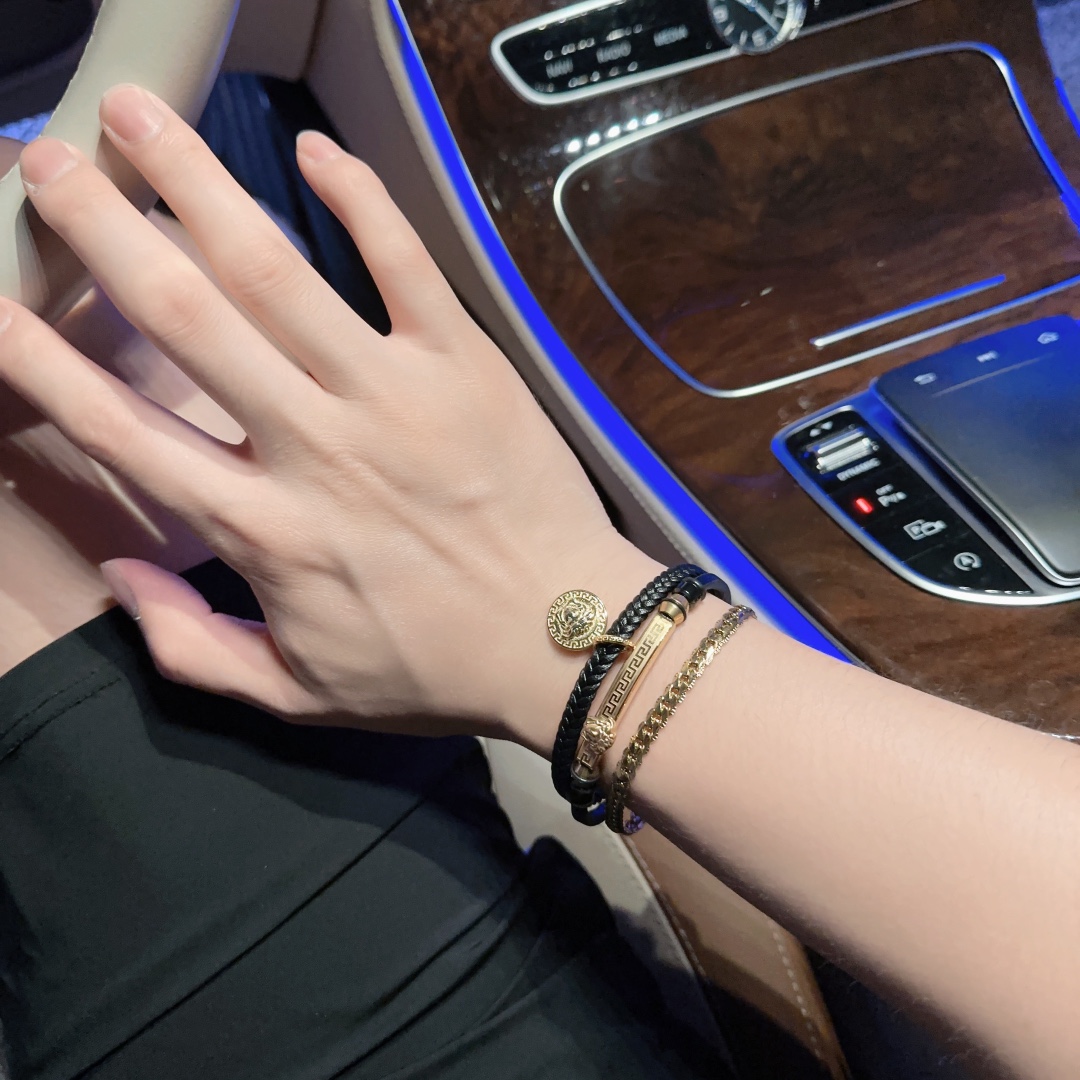 P130  Versace 范思哲 杜美莎标志牛皮手绳手链 帅气酷炫 同时透露着一丝不羁的自由气息 展现别样趣味魅力 做工精致钻镶嵌 绝对高逼格 等同正 品