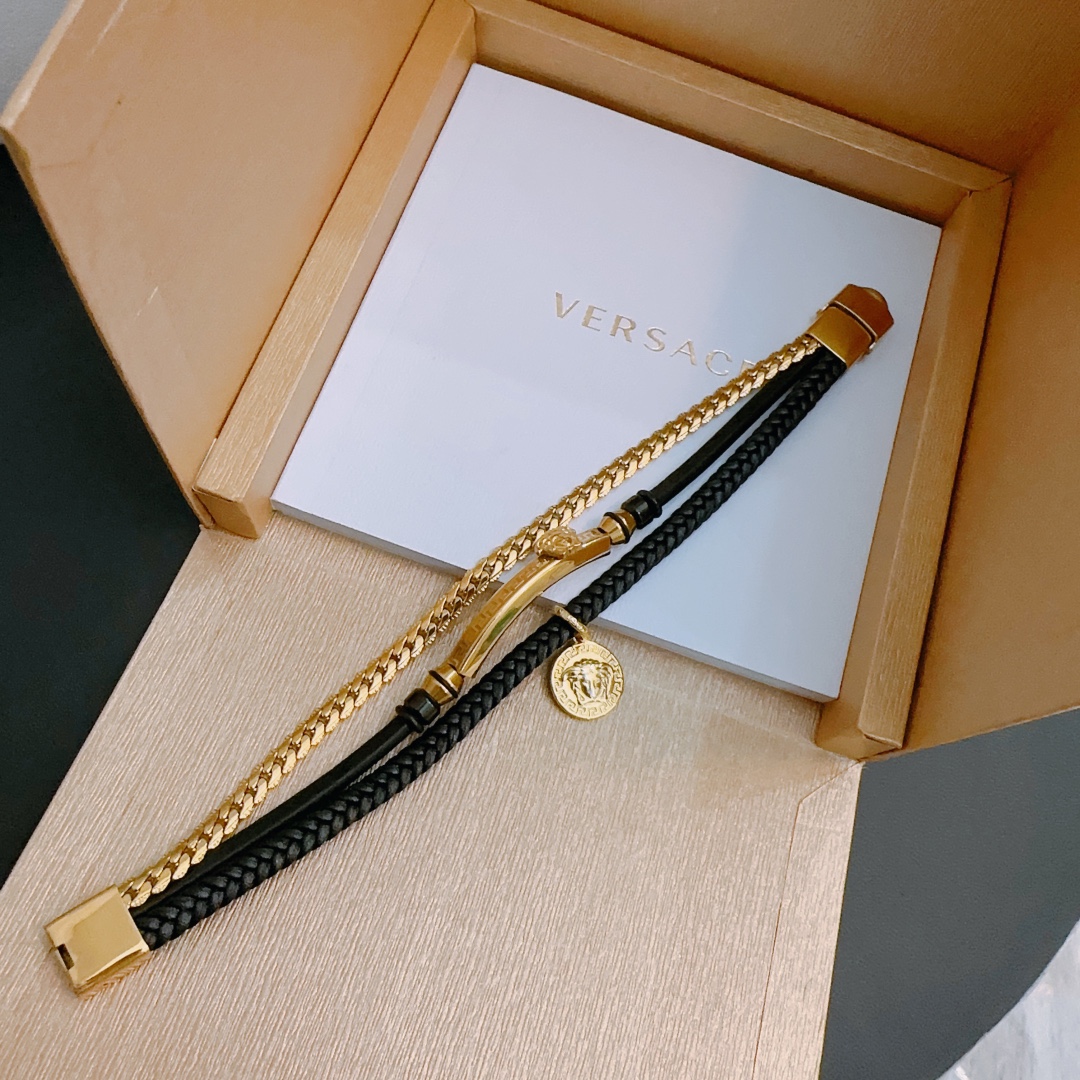 P130  Versace 范思哲 杜美莎标志牛皮手绳手链 帅气酷炫 同时透露着一丝不羁的自由气息 展现别样趣味魅力 做工精致钻镶嵌 绝对高逼格 等同正 品