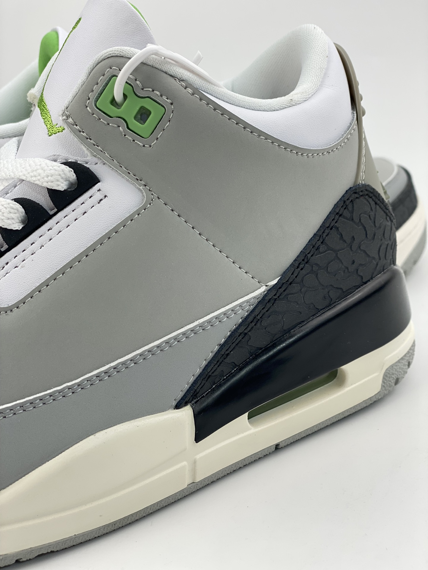 300 Air jordan 3 Retro “Chlorophyll” 叶绿素 136064-006