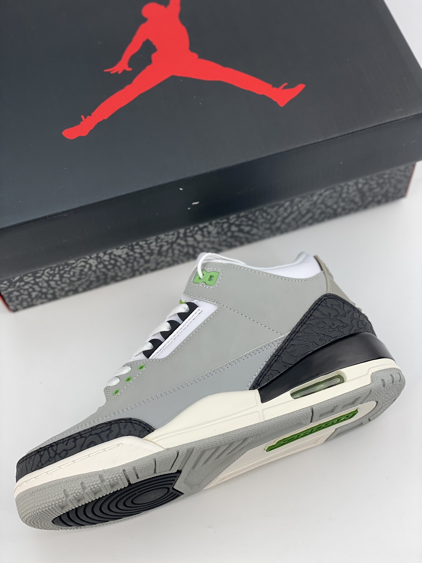 300 Air jordan 3 Retro “Chlorophyll” 叶绿素 136064-006