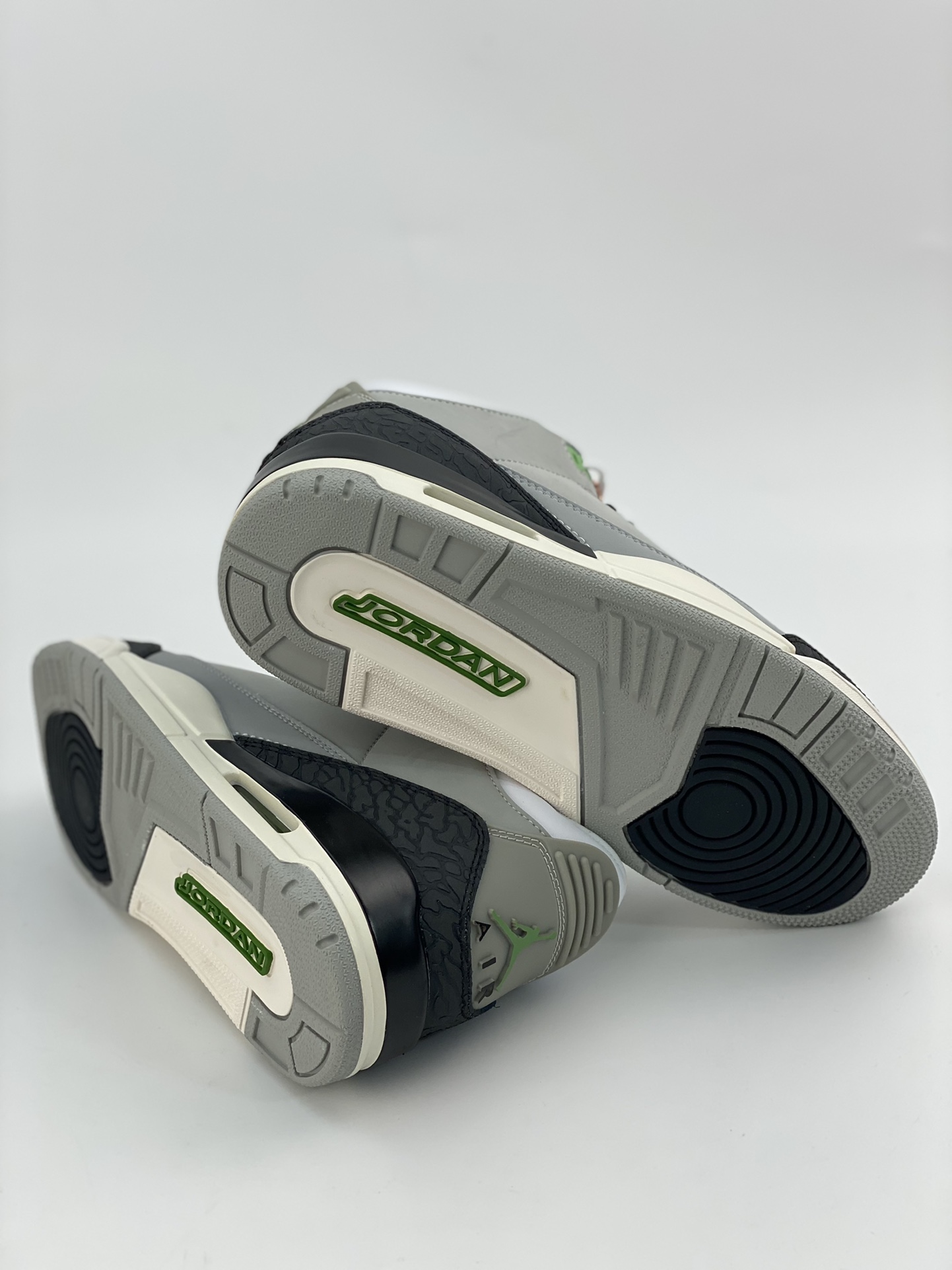 300 Air jordan 3 Retro “Chlorophyll” 叶绿素 136064-006