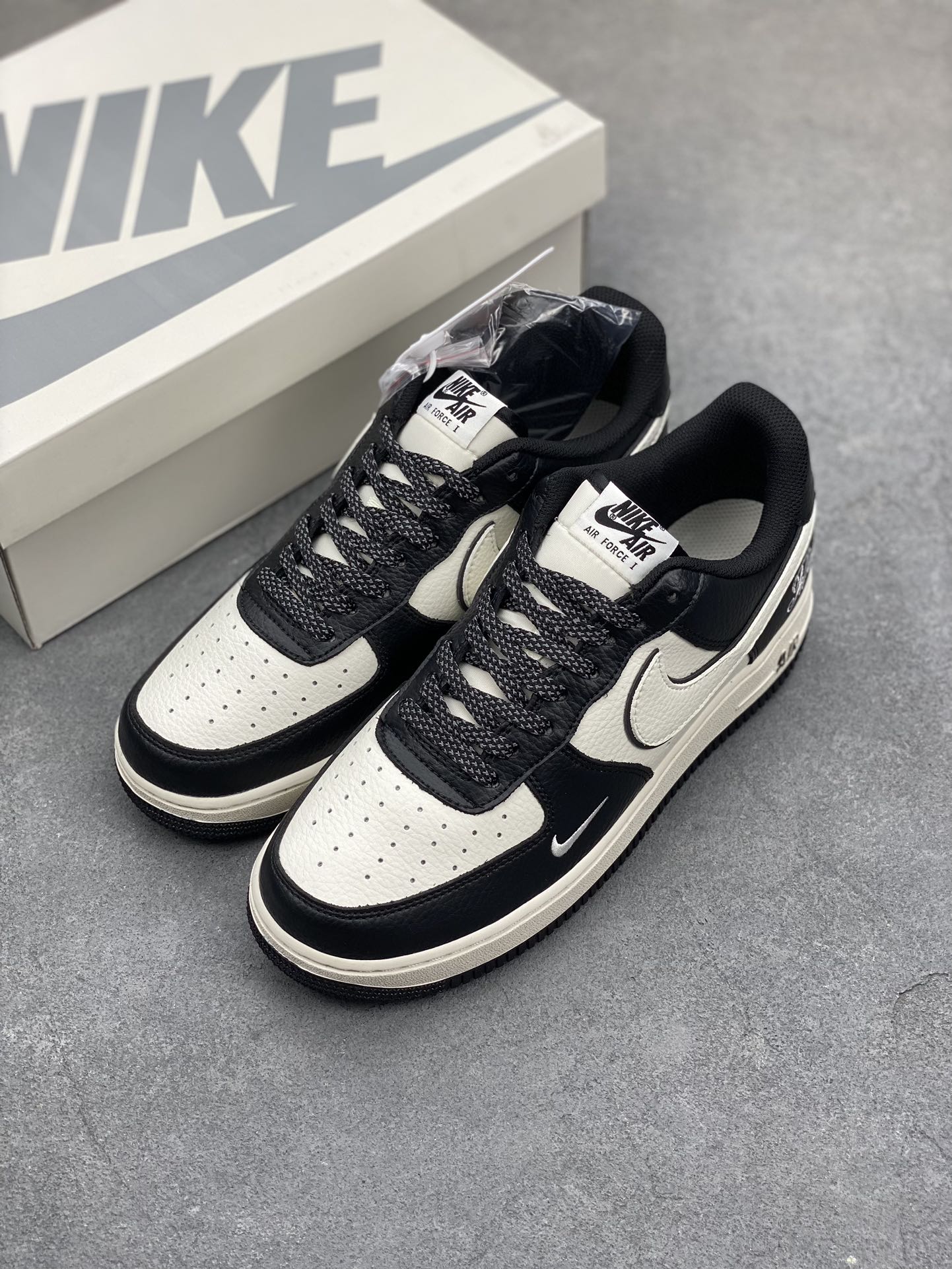 Nike Air Force 1 '07 Low Tiffany & Co. Black/White Panda Sneakers 9 i1686685642 137 7