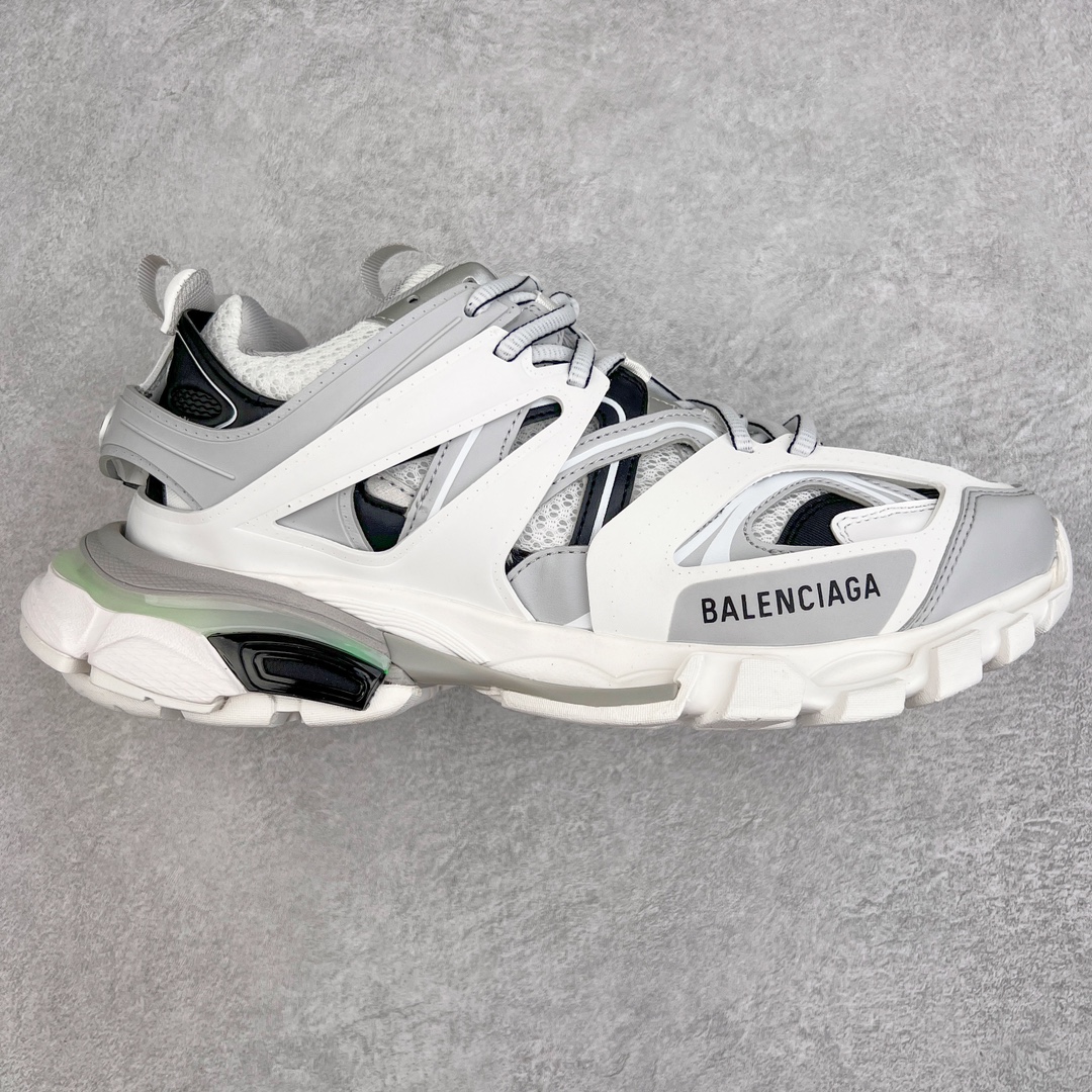 💰460 ＃VG零售版 BALENCIAGA Track Led Trainers 巴黎世家复古灯鞋潮流百搭老爹鞋 充电接口处在Track下方电池容量：单次充电满充可使用16-20小时 在后跟位置增加了可充电 LED 灯带的部分 只需单击「Track」键即可点亮 并设有红、黄、蓝、绿、紫等 11 种不同的灯光模式 大大增加了鞋款的吸睛度 而电量耗尽之后则需要通过附赠的充电线进行充电 成份：47%涤纶 40%聚氨酯纤维 13%Nylon 采用尼龙和网眼布制成 100%不含皮革 尺码饰于足尖 鞋后跟压印Track字样 外底正面压印BB标识 外侧印有Balenciaga印花 鞋舌压印Balenciaga标识 双鞋带以常规方式打结 后帮及鞋舌配有拉环鞋提 动态鞋底设计 为双脚带来后续的助力 50毫米鞋弓 水洗做旧风格 中国制造 此商品提供Balenciaga防尘袋和包装盒 全套原纸板楦头开发 最原汁原味的灵魂版型 全鞋荧光划线卡点 胶水把控整洁度追求极致完美 每一双都是工艺品 多重QC质检 超越公司货的品控标准 实实在在的免检产品 原盒原配 正确字体电绣 粗细、位置、大小正确 侧边TPU 透气孔匹配意产原版 正确分离大底 TPU软底 原版一致大底LOGO 立体感十足 原厂皮料水洗做旧 采购原厂网纱 正常尺码 尺码：35 36 37 38 39 40 41 42 43 44 45 46 编码：by5936030-运动鞋