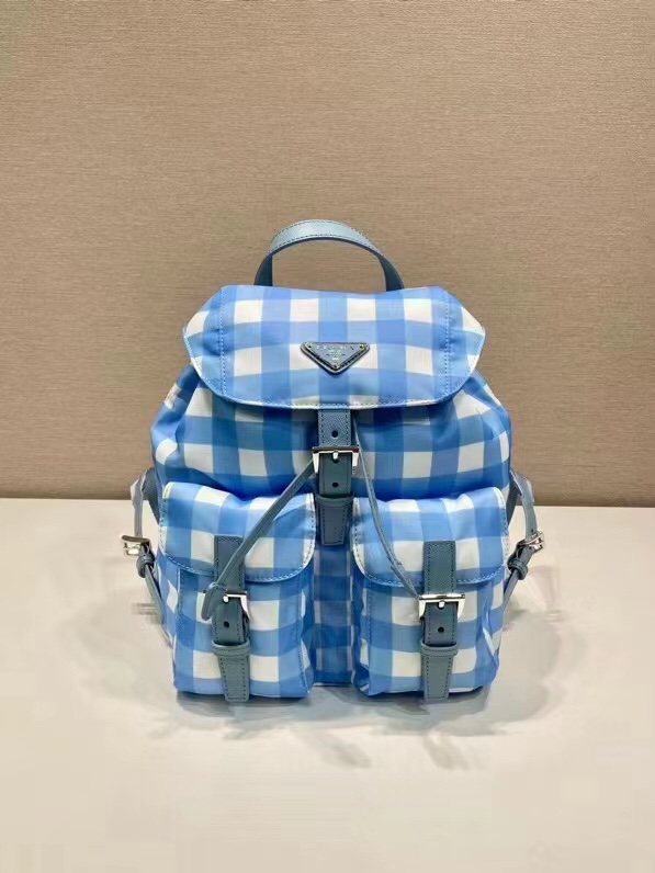 NO:198333,The new color of plaid backpack 1BZ677 is designed with black plaid pattern, which looks particularly novel and imported parachute fabric   cross cowhide   top-grade hardware. It is light and practical, fashionable   permanently out of date, so buy it now!  Length 28x height 23.5x bottom 12cm, Prada, prada, backpacks, cowhide19860909格子纹背包1BZ677新色这款背包采用黑格子图案设计,显得格外新颖进口降落伞布料＋十字纹牛皮＋顶级五金,轻便又实用,时尚＋永久不过时,赶紧入手吧！ 长28x高23.5x底12cm,普拉达,prada,backpacks,cowhide,Bag
