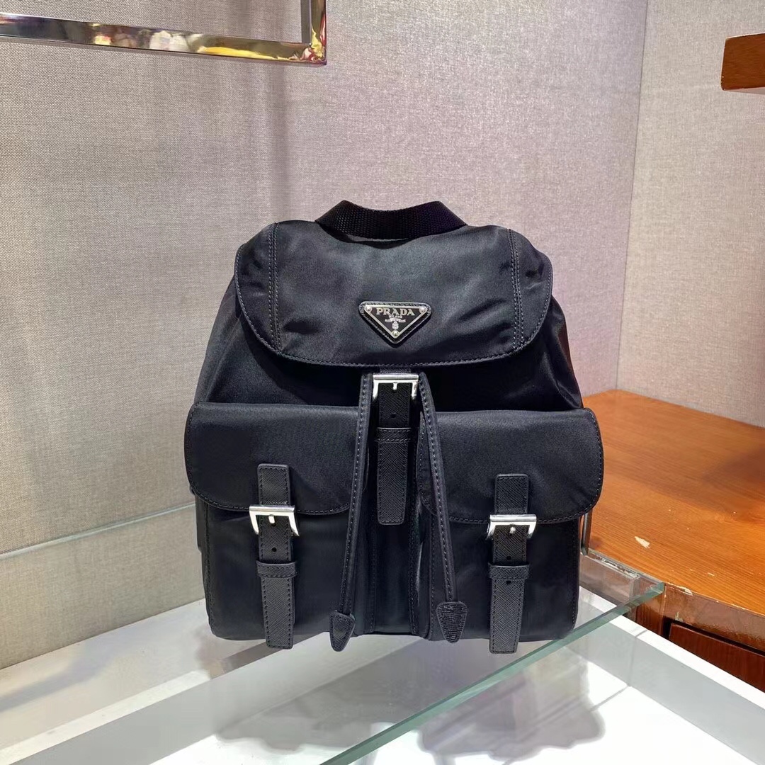 NO:198337,P home classic backpack, upgraded board small 1BZ677, small top-grade goods, imported parachute fabric   cross cowhide   top-grade hardware, light and practical, fashionable   permanent outdated, hurry up and buy it, long 28x height 23.5x bottom 12cm, Prada, prada, backpacks, cowhide19860909P家岀经典双肩背包,升级板小号1BZ677,小号顶级货,采用进口降落伞布料＋十字纹牛皮＋顶级五金,轻便又实用,时尚＋永久不过时,赶紧入手吧, 长28x高23.5x底12cm,普拉达,prada,backpacks,cowhide,Bag