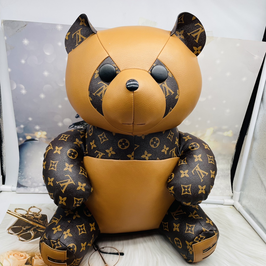 Bulldog and bear handbags in use