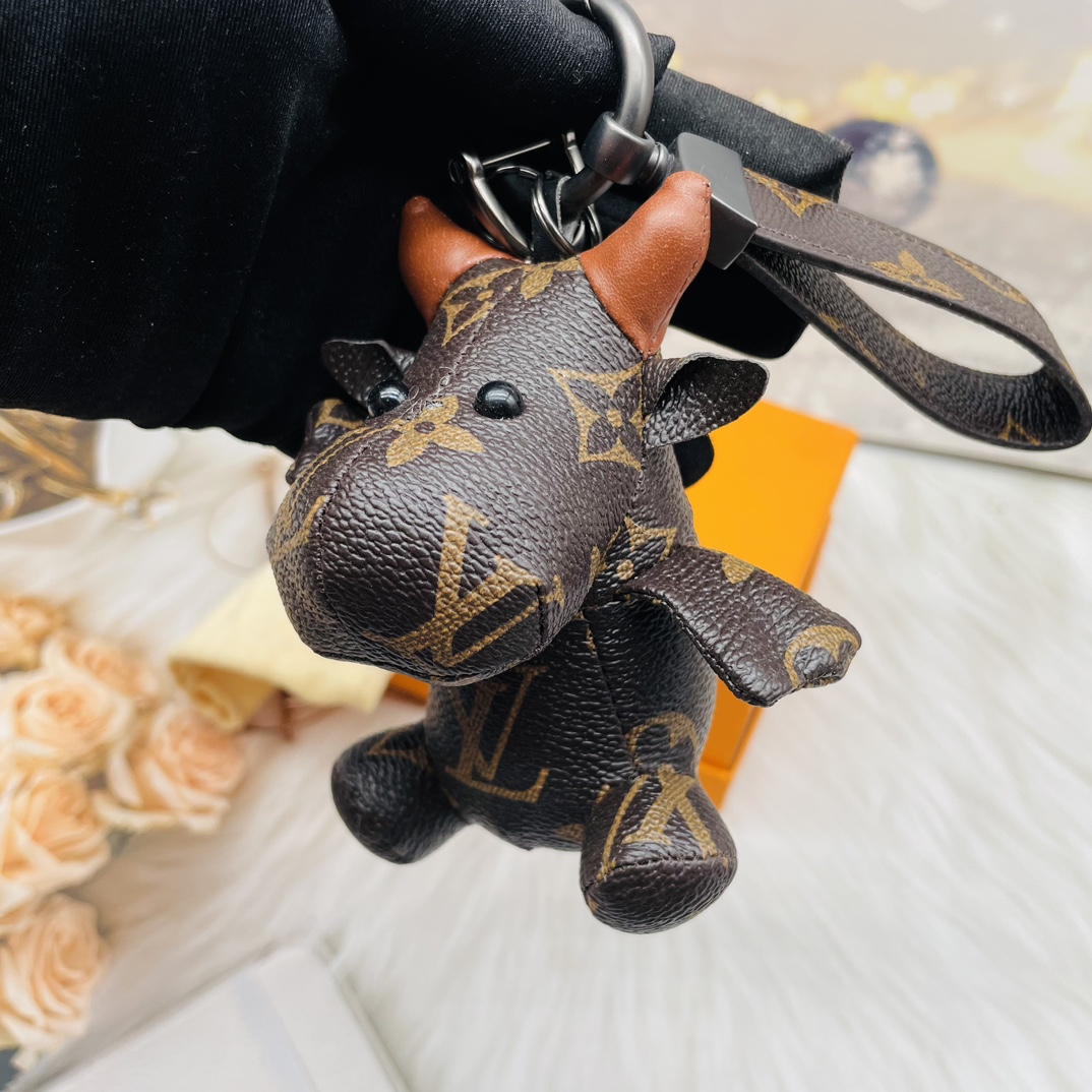 Leather bulldog handbag close-up of leather and buckle.