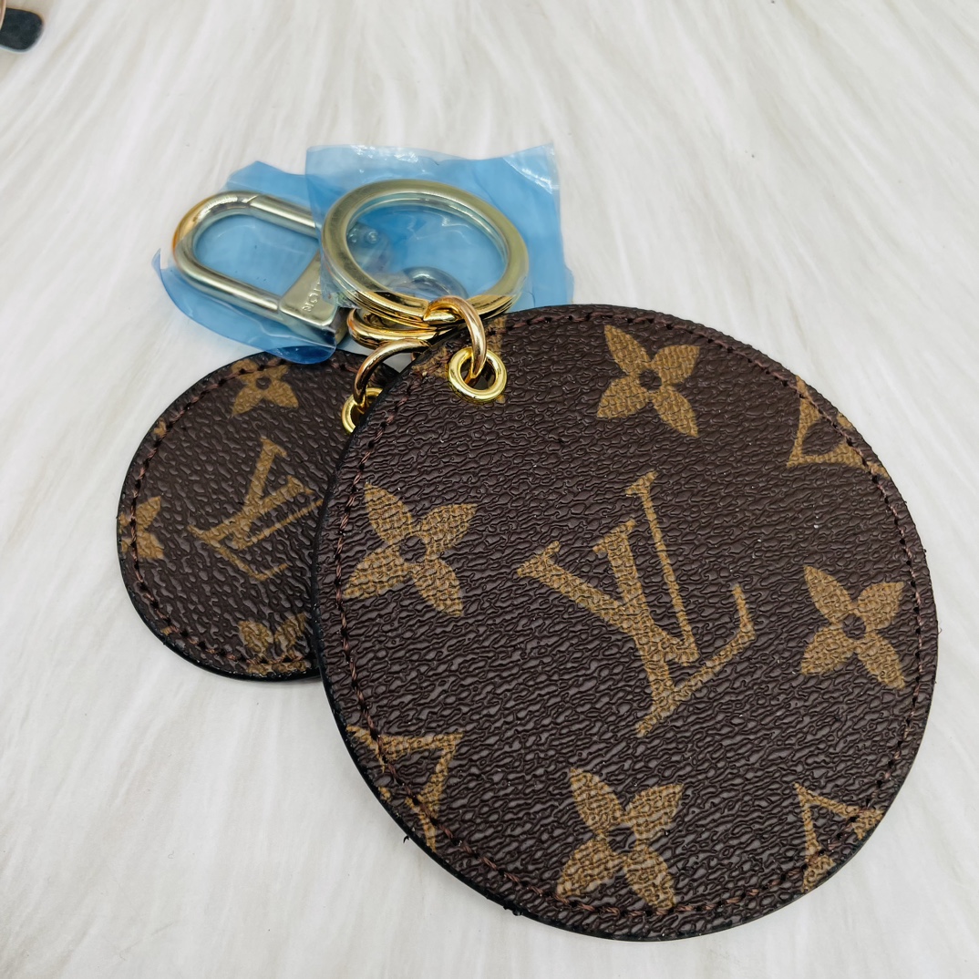 Classic round leather keychain leather detail