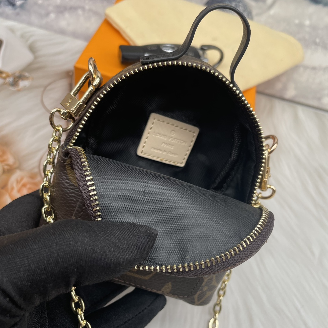 Mini chain bag lifestyle photo